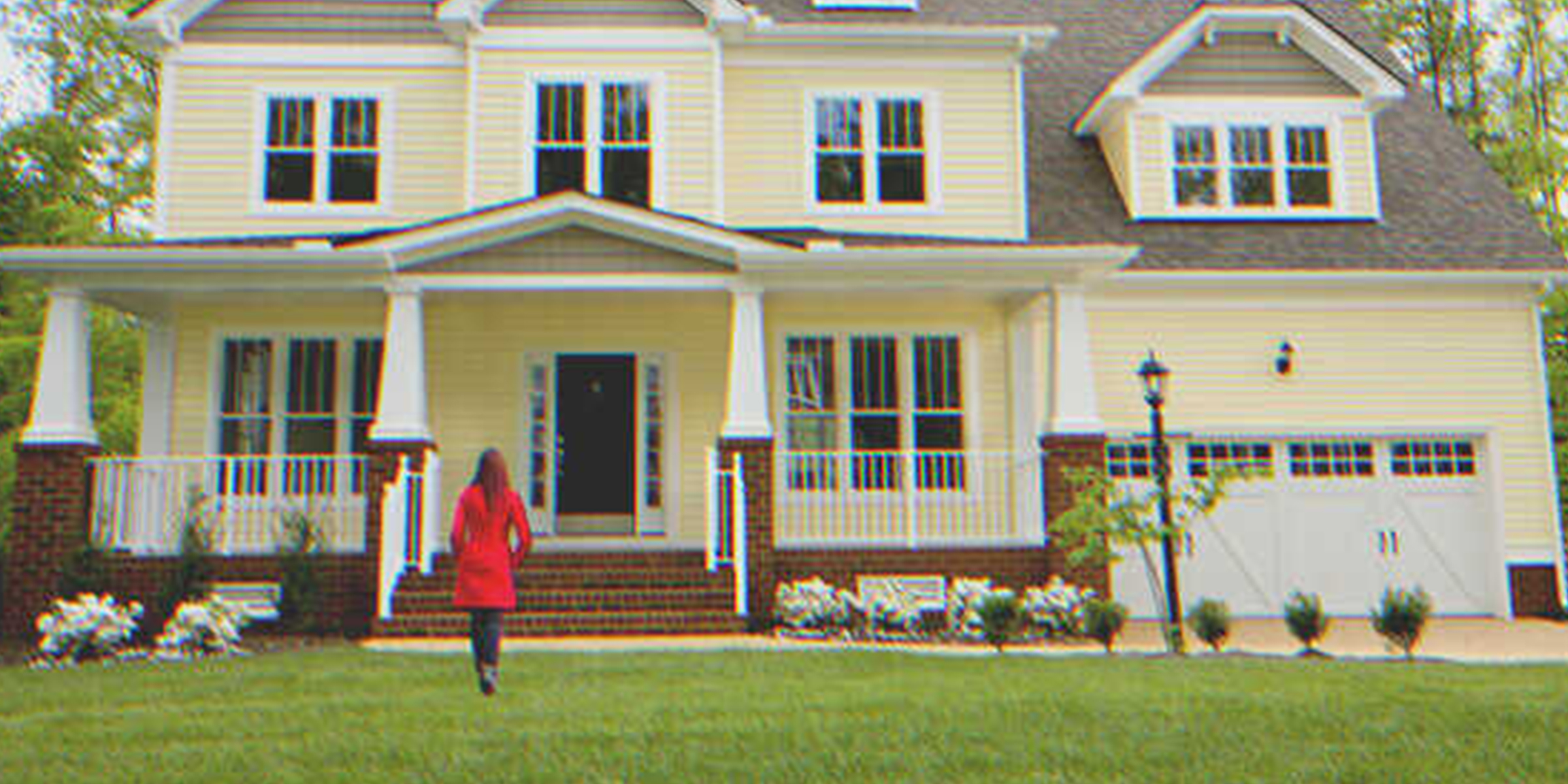 Joven mujer caminando hacia una casa | Foto: Getty Images | Shutterstock