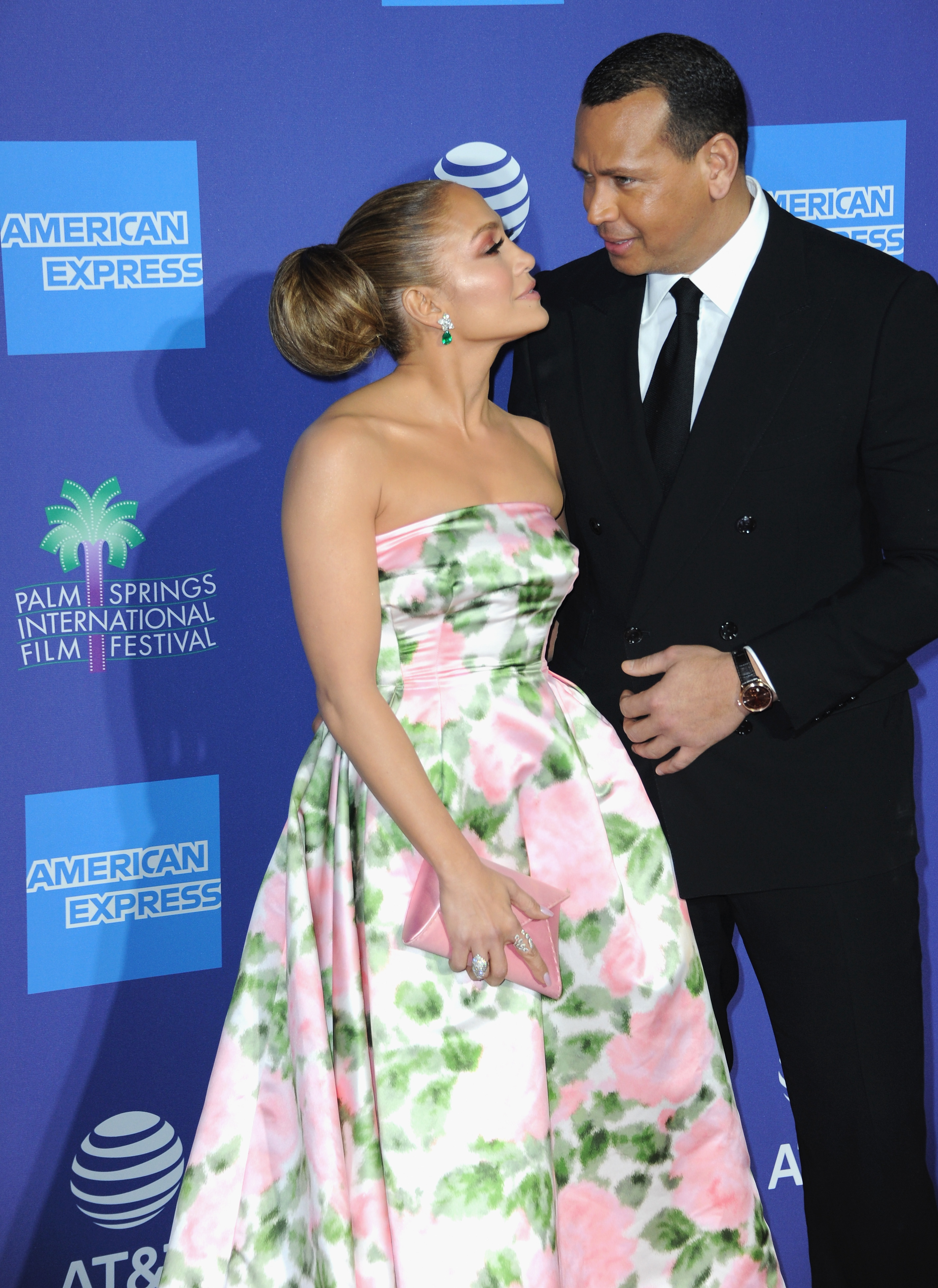 Jennifer Lopez y Alex Rodriguez en la Gala Anual de los Premios Cinematográficos del Festival Internacional de Cine de Palm Springs, California, el 2 de enero de 2020 | Fuente: Getty Images