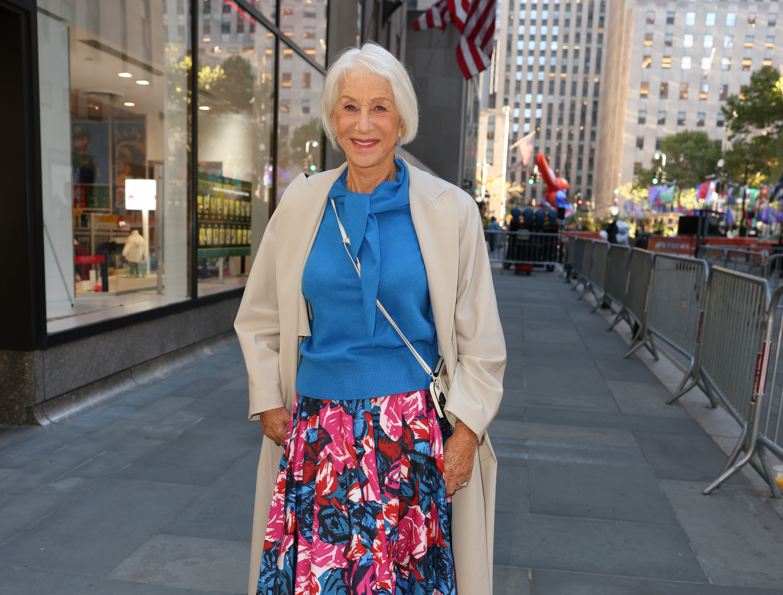 El elegante peinado blanco plateado de Mirren sigue siendo inconfundible durante una salida en octubre de 2026 en Nueva York. Ella ha explicado que su cambio fue gradual porque su pelo, rubio de natural, ya se había aclarado con el tiempo. | Fuente: Getty Images
