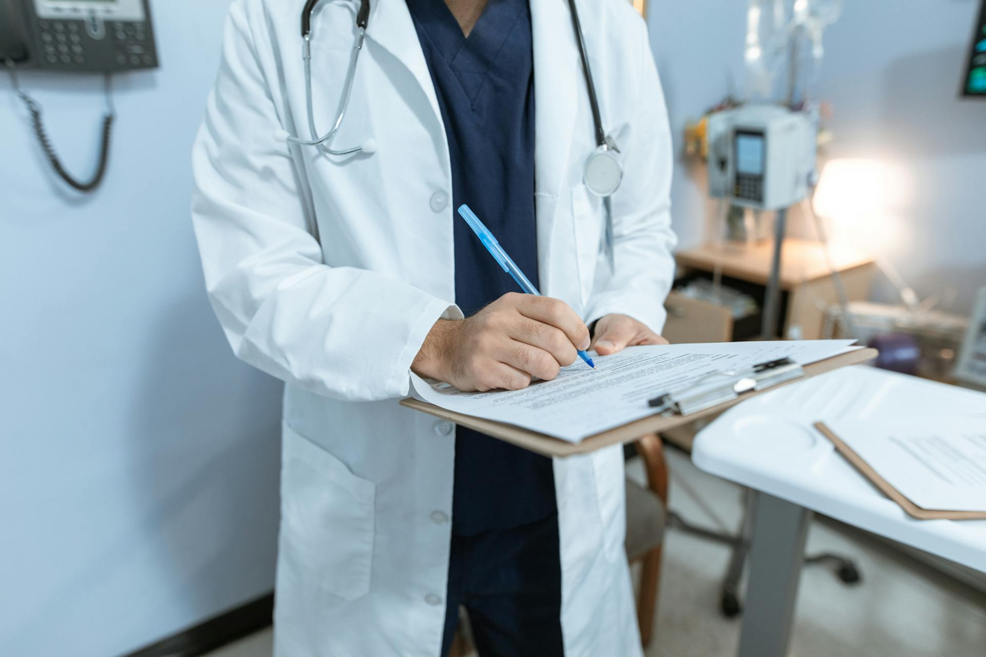 Un médico escribiendo en un papel | Fuente: Pexels