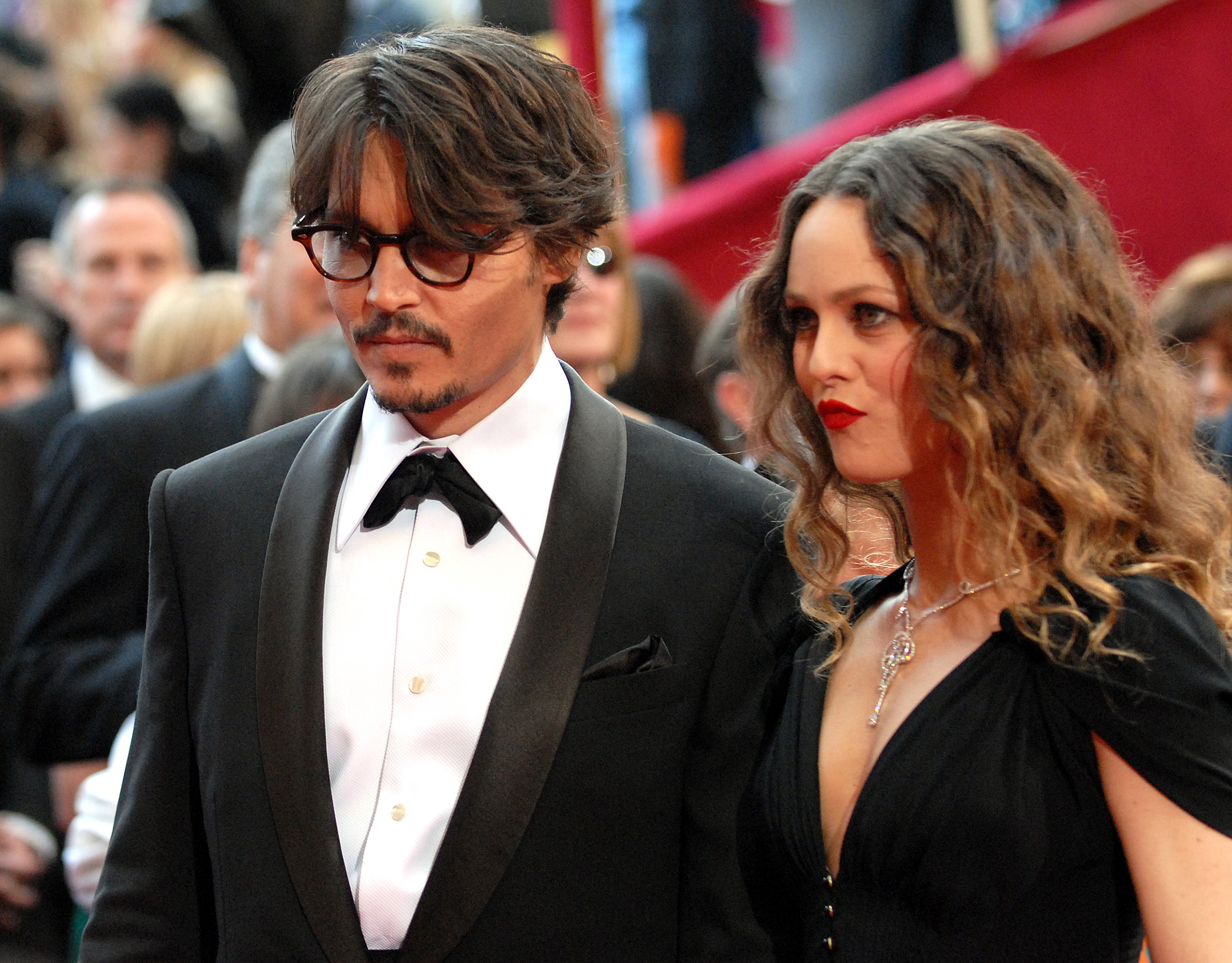 Johnny Depp y Vanessa Paradis asistieron a la 80.ª edición de los Premios de la Academia en Los Ángeles el 24 de febrero de 2008. La antigua pareja estuvo junta 14 años antes de separarse en 2012, momento en el que pidieron que se respetara la privacidad de sus dos hijos. | Fuente: Getty Images