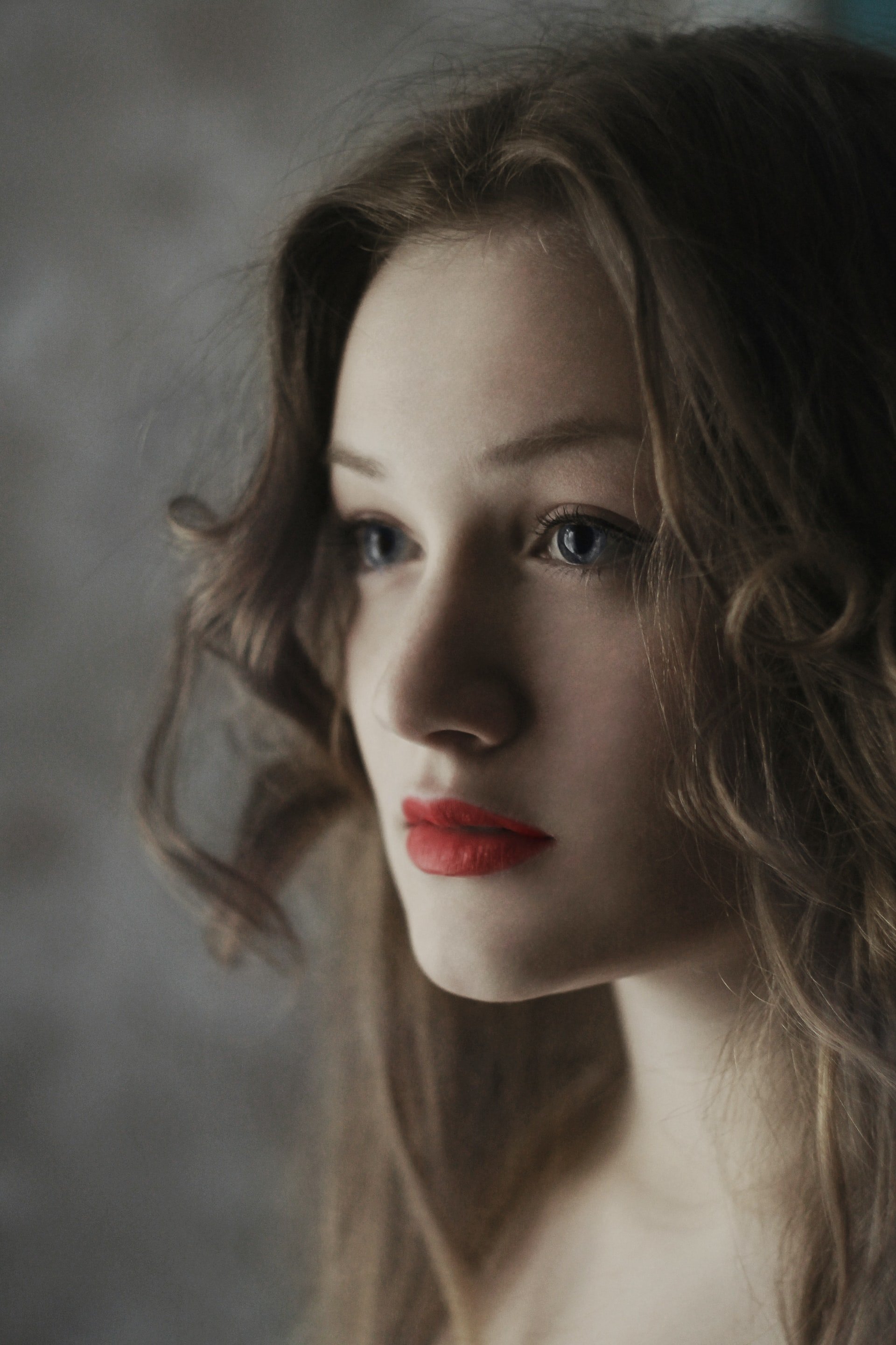 Retrato de una hermosa mujer con sus labios pintados de rojo. | Foto: Pexels