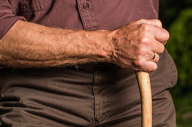 Brazo de hombre anciano con bastón. Fuente: Pixabay