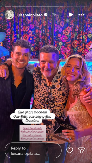 Luisana Lopilato junto a su esposo Michael Bublé y el actor Antonio Banderas, durante la gala de la Fundación Starlite en Marbella | Fuente: Instagram Stories/luisanalopilato
