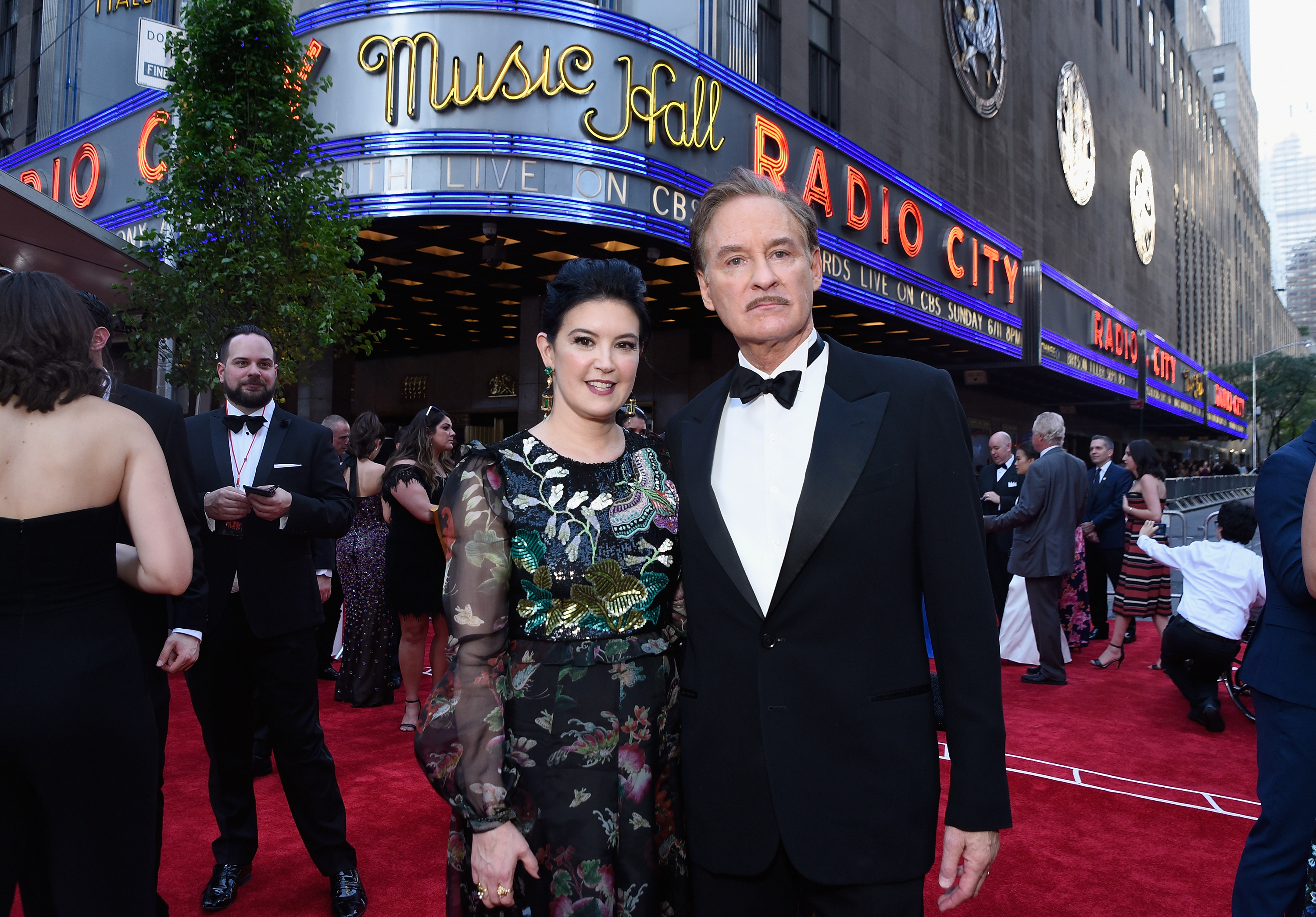 Phoebe Cates y Kevin Kline en los Premios Tony 2017 en el Radio City Music Hall el 11 de junio de 2017 en Nueva York | Fuente: Getty Images