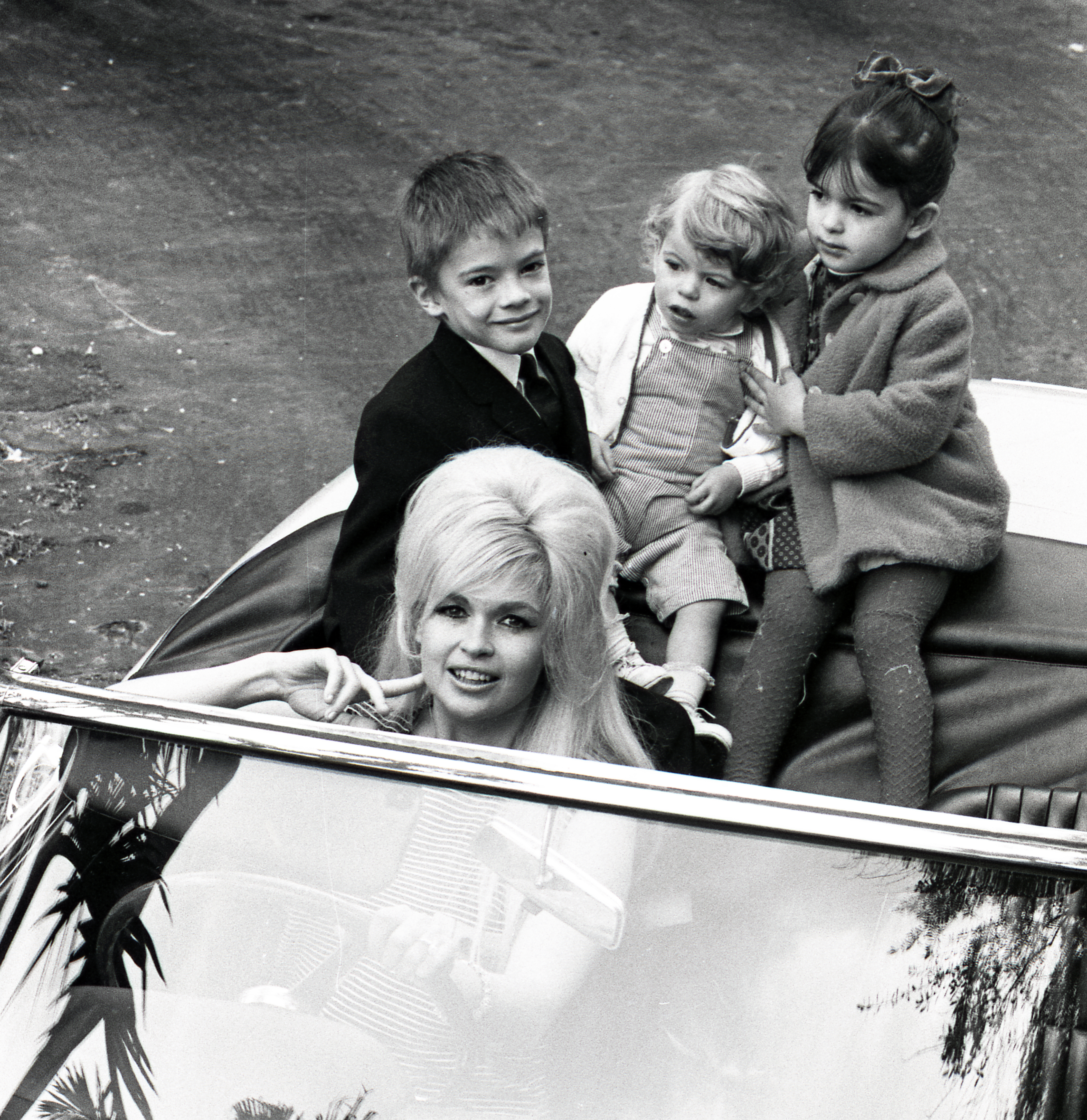 Jayne Mansfield, Miklos Hargitay, Zoltan Hargitay y Mariska Hargitay en Hollywood, California, en abril de 1967. | Foto: Getty Images