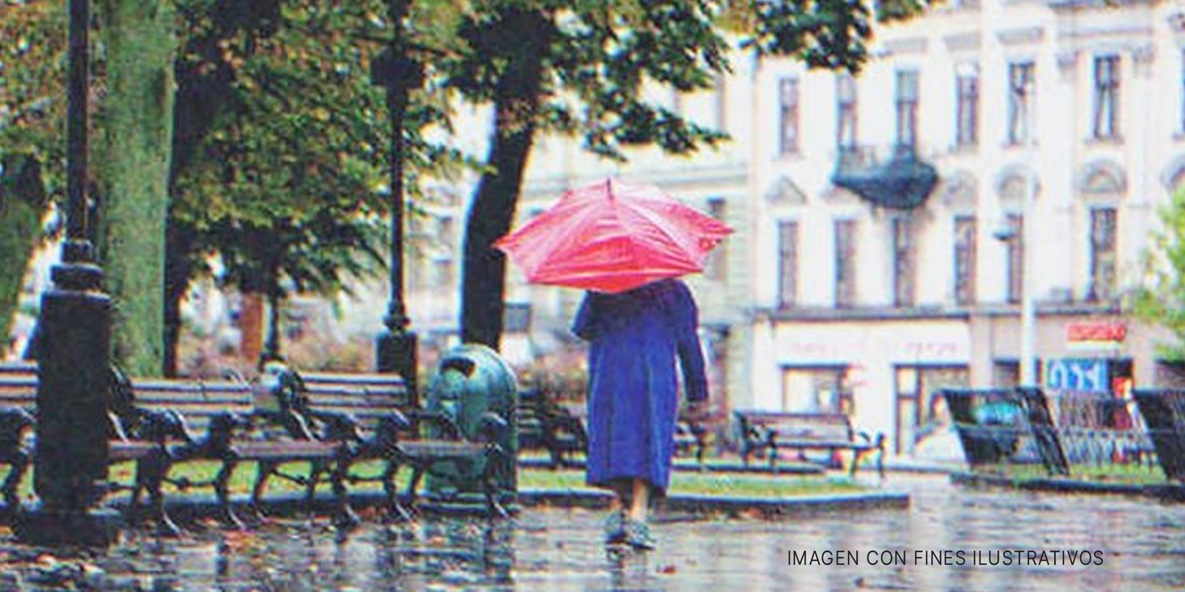 Señora con un paraguas bajo la lluvia. | Foto: Shutterstock