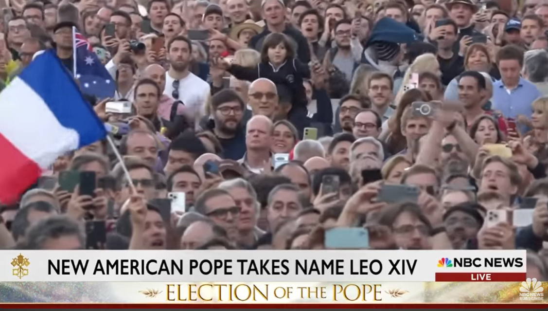 Una multitud se reúne en la Plaza de San Pedro para presenciar la aparición pública del papa León XIV, el primer estadounidense elegido para el papado | Fuente: YouTube/NBC News