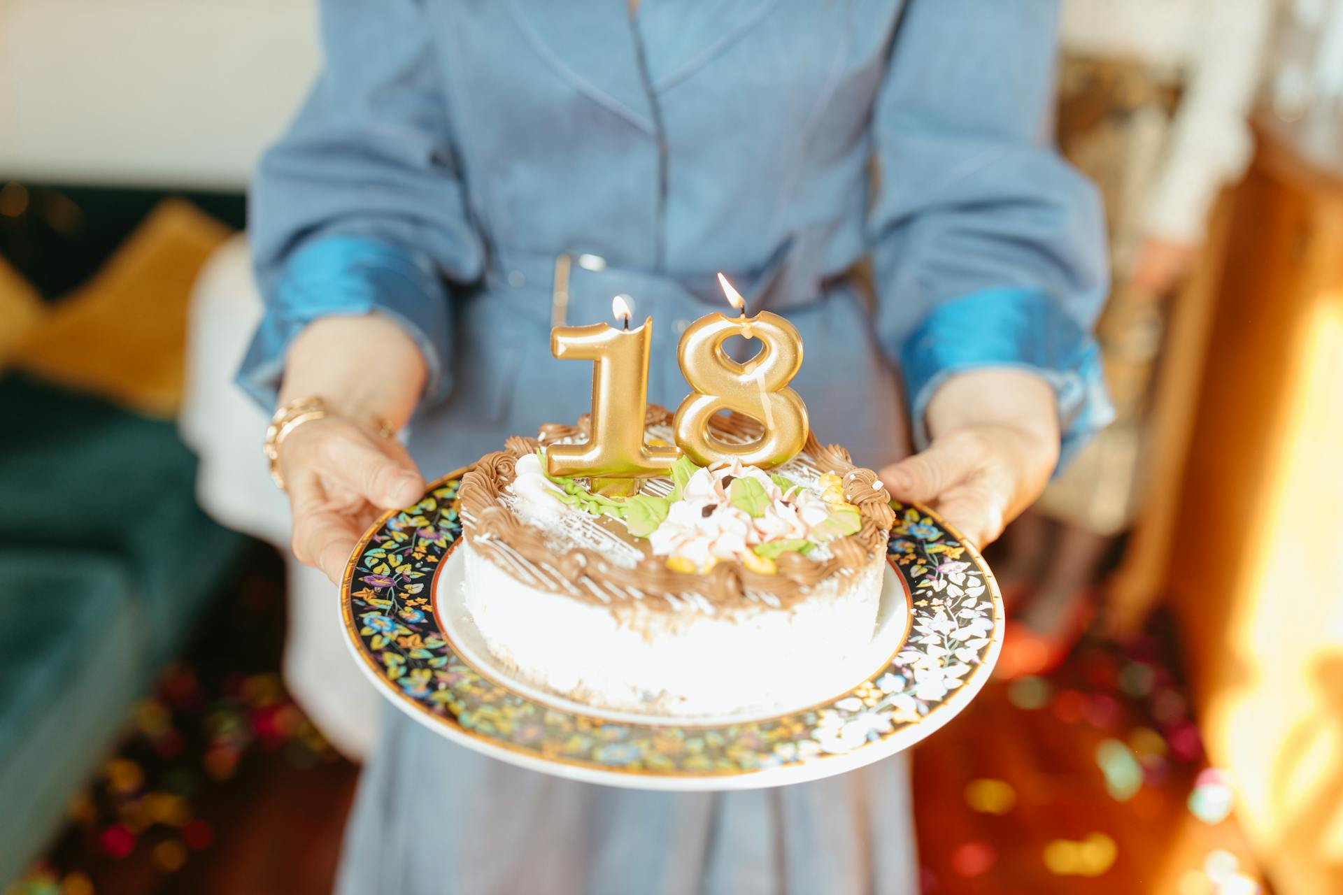Una mujer sosteniendo un pastel de cumpleaños | Fuente: Pexels