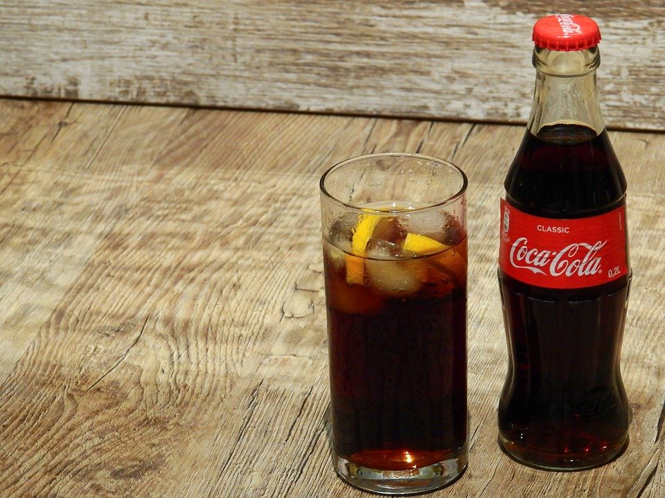 Coka-Cola servida en vaso de vidrio.| Imagen: Pixabay