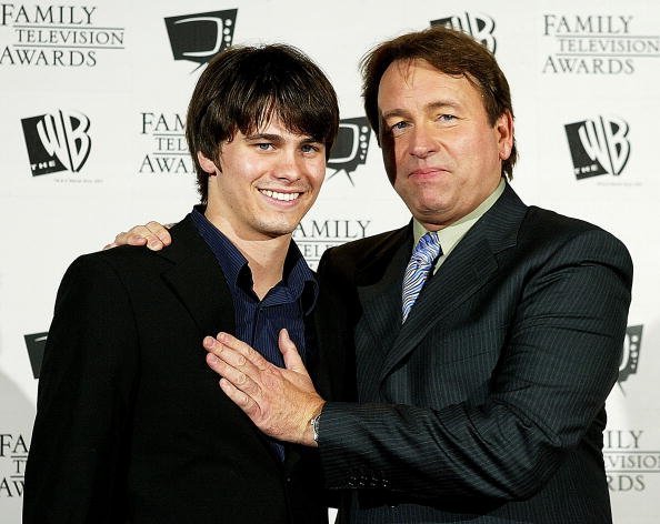 John Ritter con su hijo Jason Ritter durante los "5º Premios Anuales de Televisión Familiar". | Foto: Getty Images