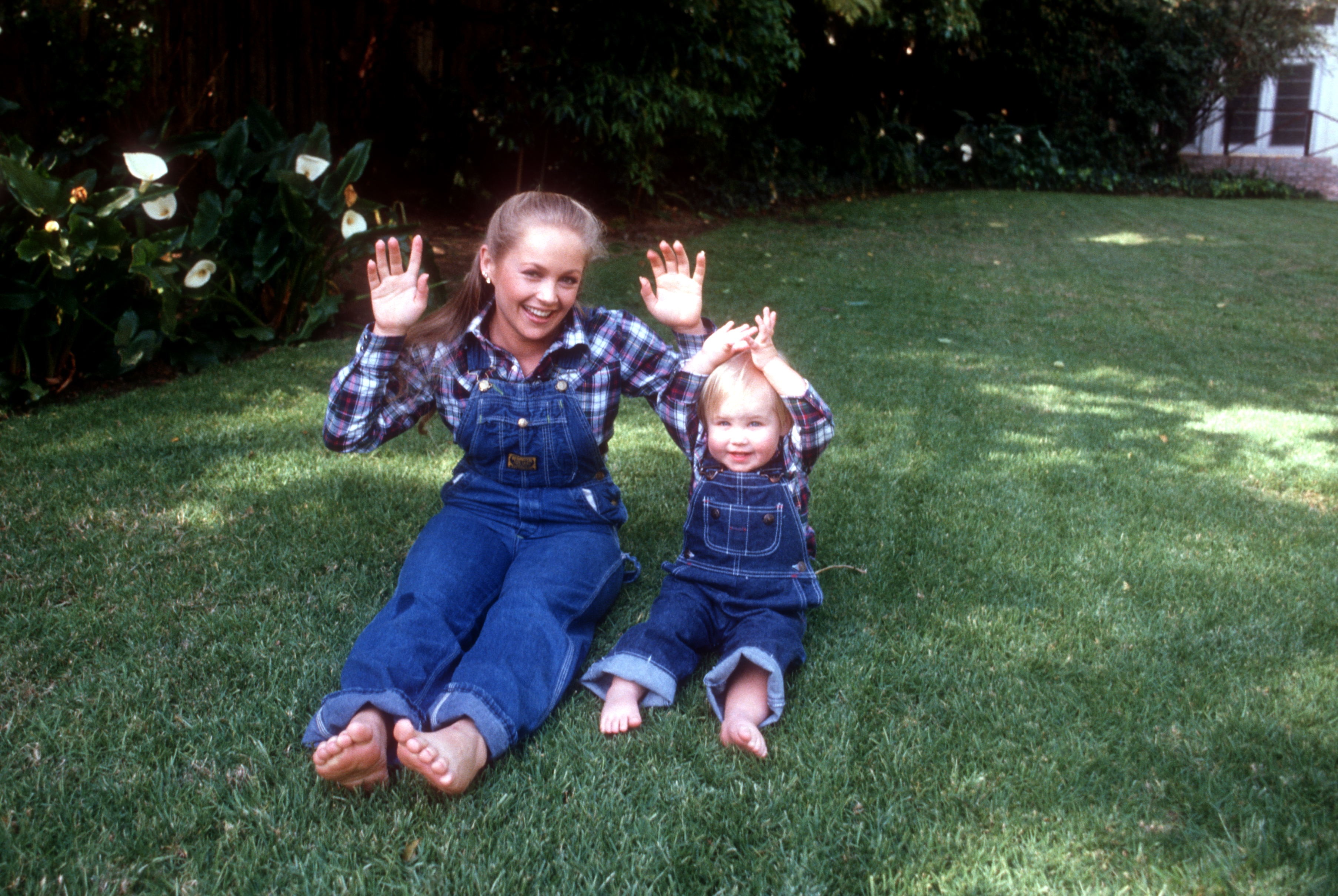 La actriz y su hija Cherish Lee posando juntas el 5 de enero de 1984, en Hollywood, Los Ángeles | Fuente: Getty Images