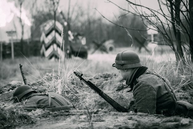 Soldado en una trinchera durante la Segunda Guerra Mundial. │Foto: Freepik