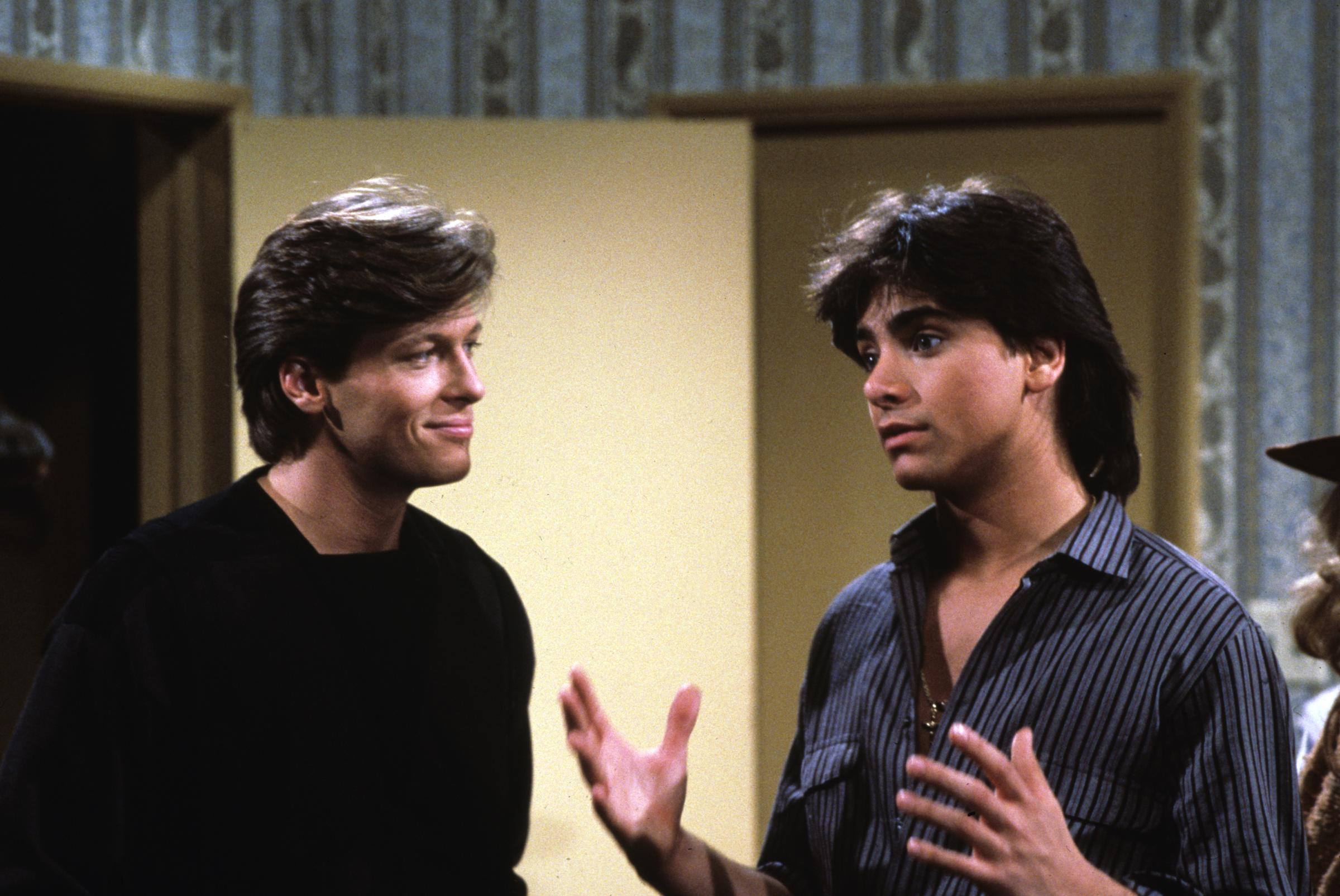 El actor y John Stamos fotografiados en el plató de "General Hospital", 1983 | Fuente: Getty Images