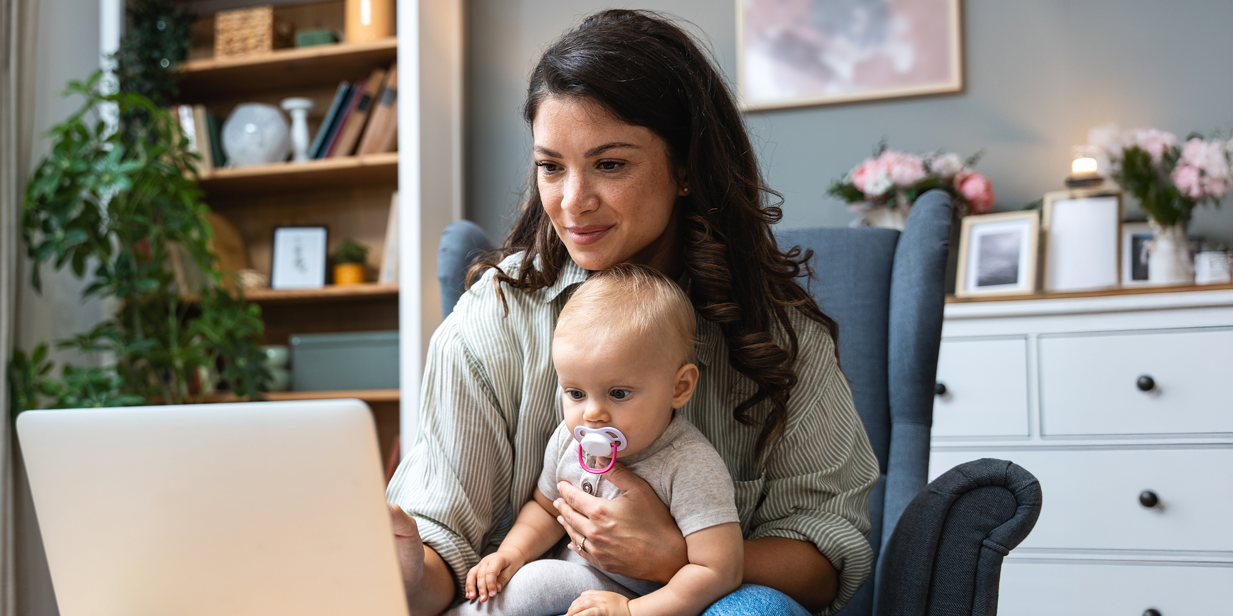 Mujer trabajando con su bebé | Fuente: Shutterstock
