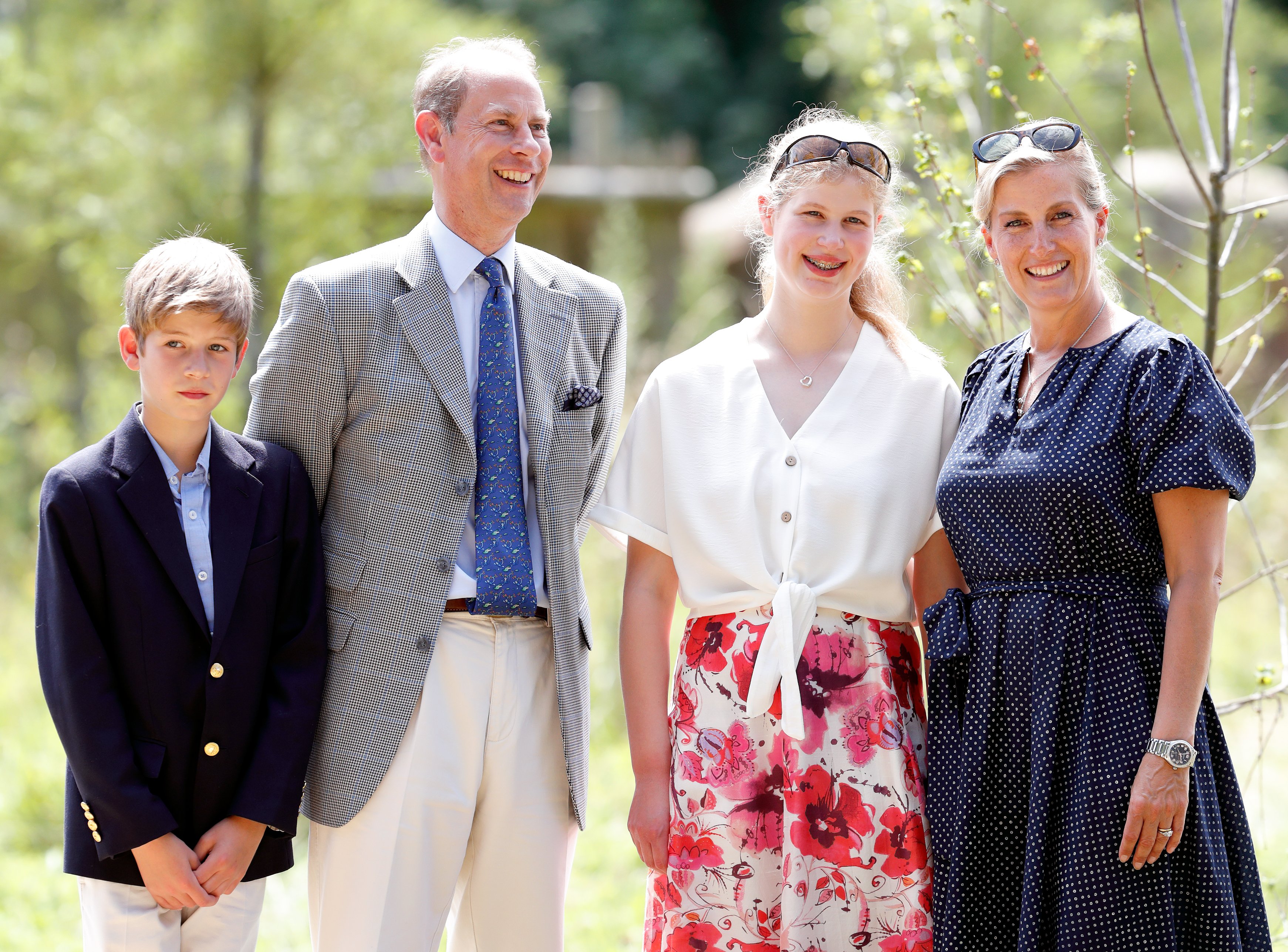 James, vizconde de Severn, el príncipe Edward, Lady Louise Windsor y Sophie, condesa de Wessex visitan el proyecto The Wild Place el 23 de julio de 2019, en Bristol, Inglaterra | Foto: Getty Images