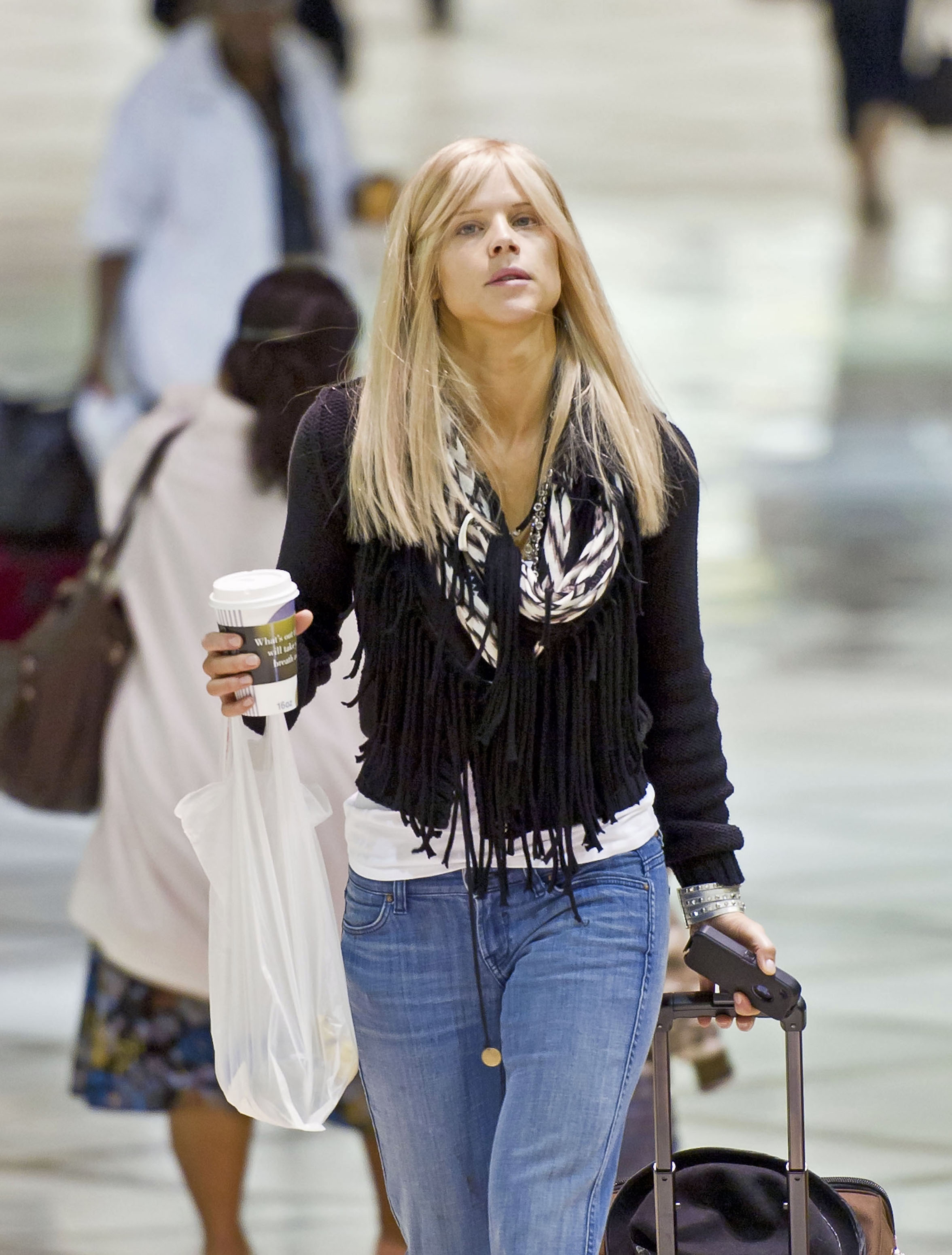 Elin Nordegren en el Aeropuerto Internacional de Los Ángeles el 16 de febrero de 2011, en Los Ángeles, California | Fuente: Getty Images