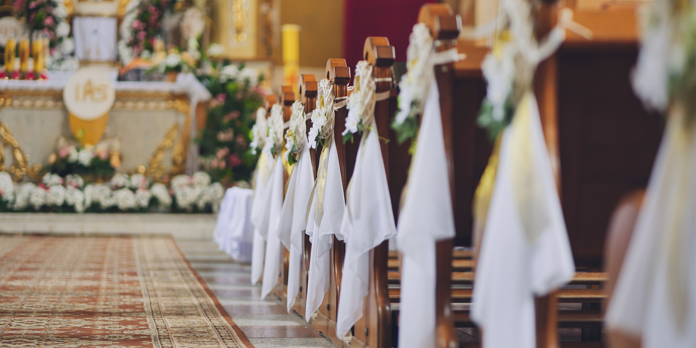 Un pasillo en una iglesia | Fuente: Shutterstock