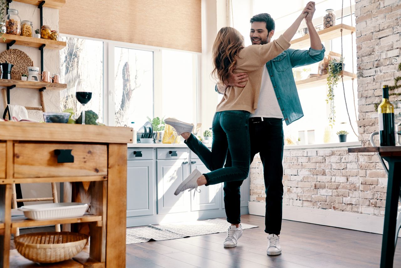 Una pareja baila en casa | Fuente: Shutterstock