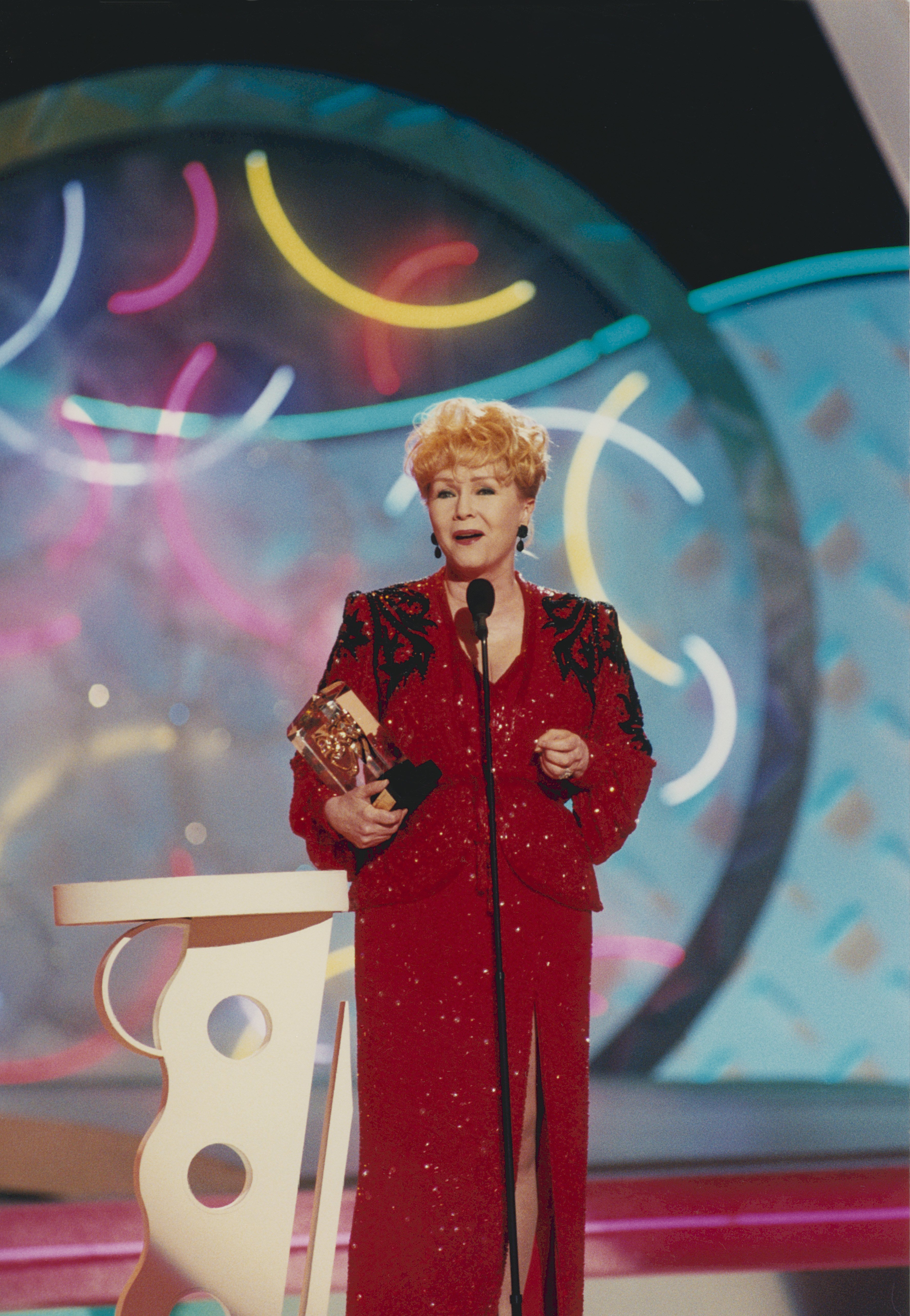 Debbie Reynolds en los American Comedy Awards, el 9 de febrero de 1997, en el Shrine Auditorium de Los Ángeles, California. | Fuente: Getty Images.