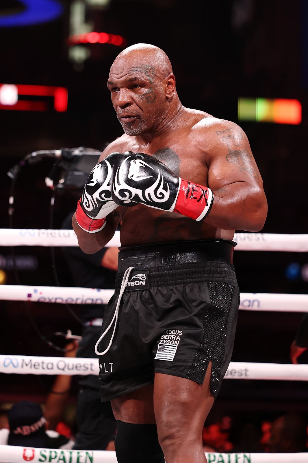 Mike Tyson durante su combate contra Jake Paul en el AT&T Stadium el 15 de noviembre de 2024, en Arlington, Texas | Fuente: Getty Images