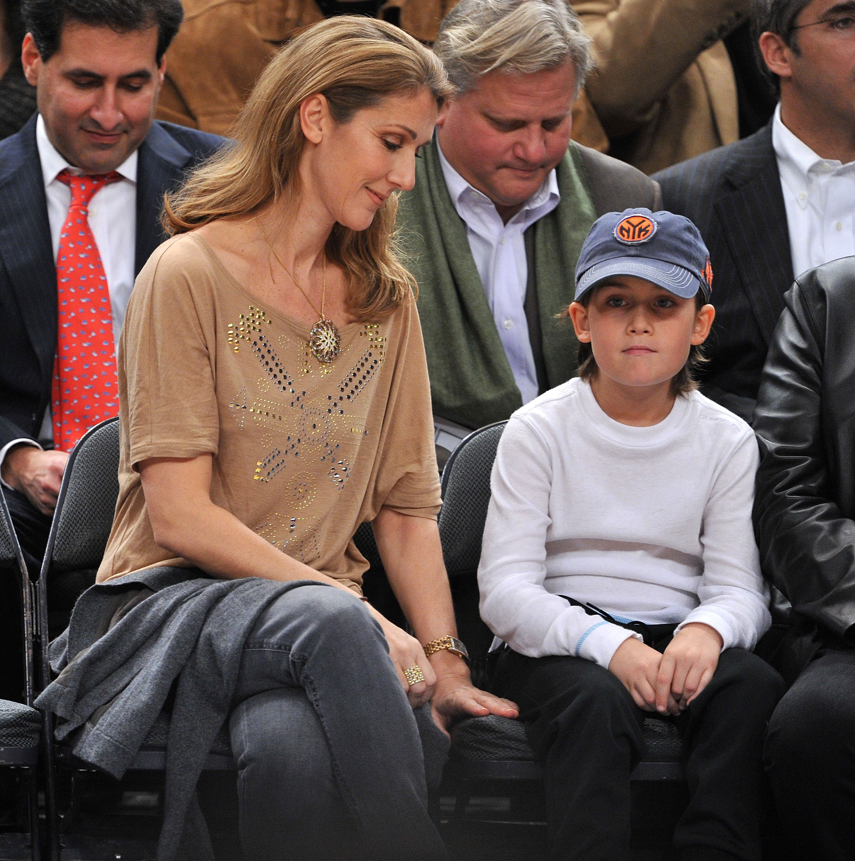 Céline Dion y René-Charles Angélil en un partido en el Madison Square Garden el 7 de diciembre de 2009, en Nueva York | Fuente: Getty Images