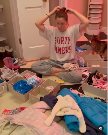 Drew Barrymore haciendo limpieza de primavera en su casa de un post de Instagram fechado el 2 de marzo de 2021 | Fuente: Instagram/drewbarrymore/