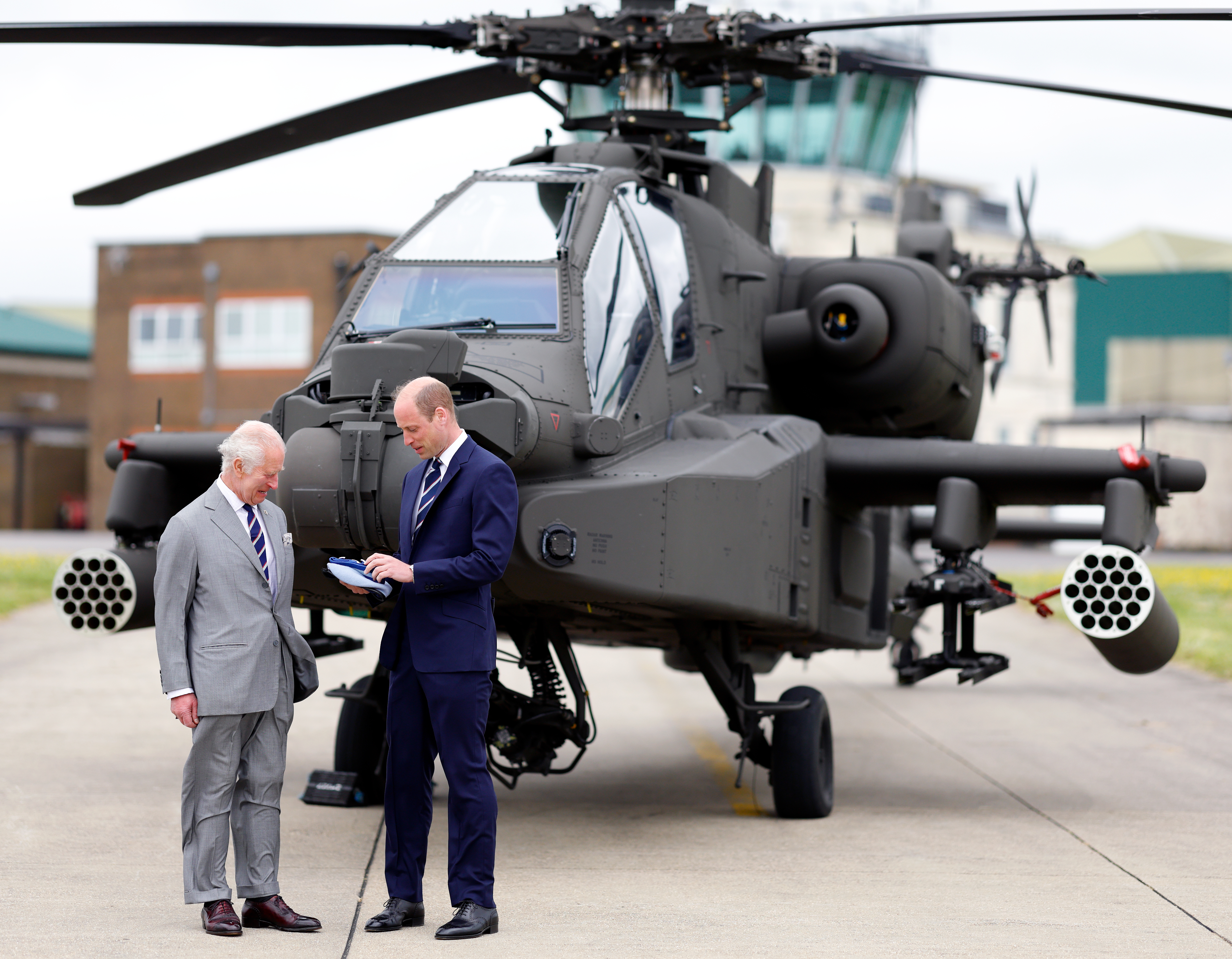 El rey Charles III y el príncipe William en el Centro de Aviación del Ejército en Middle Wallop, Stockbridge, Reino Unido, el 13 de mayo de 2024 | Fuente: Getty Images