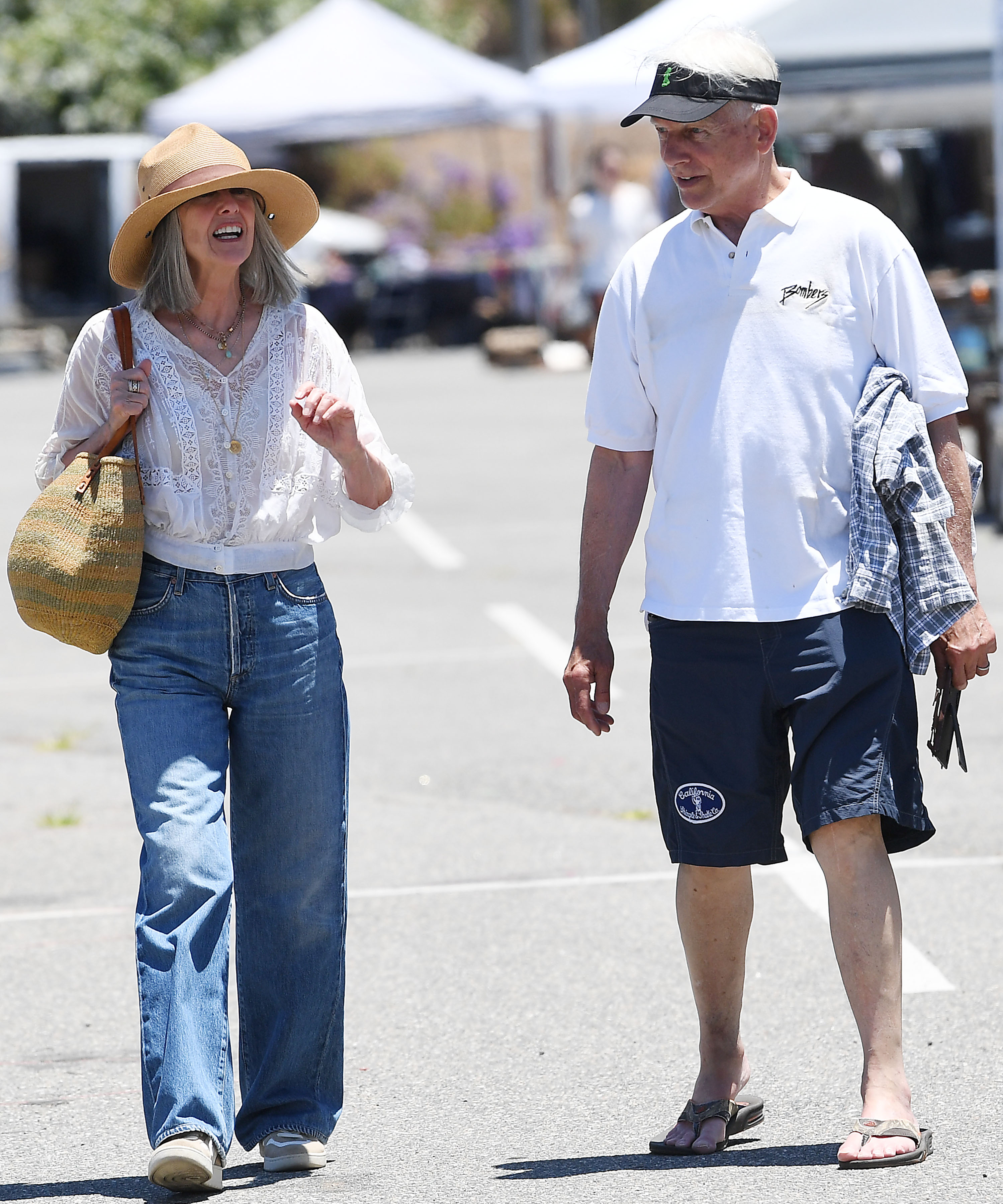 Pam Dawber y Mark Harmon fotografiados en un mercadillo el 30 de junio de 2024, en Santa Mónica, California. | Fuente: Getty Images