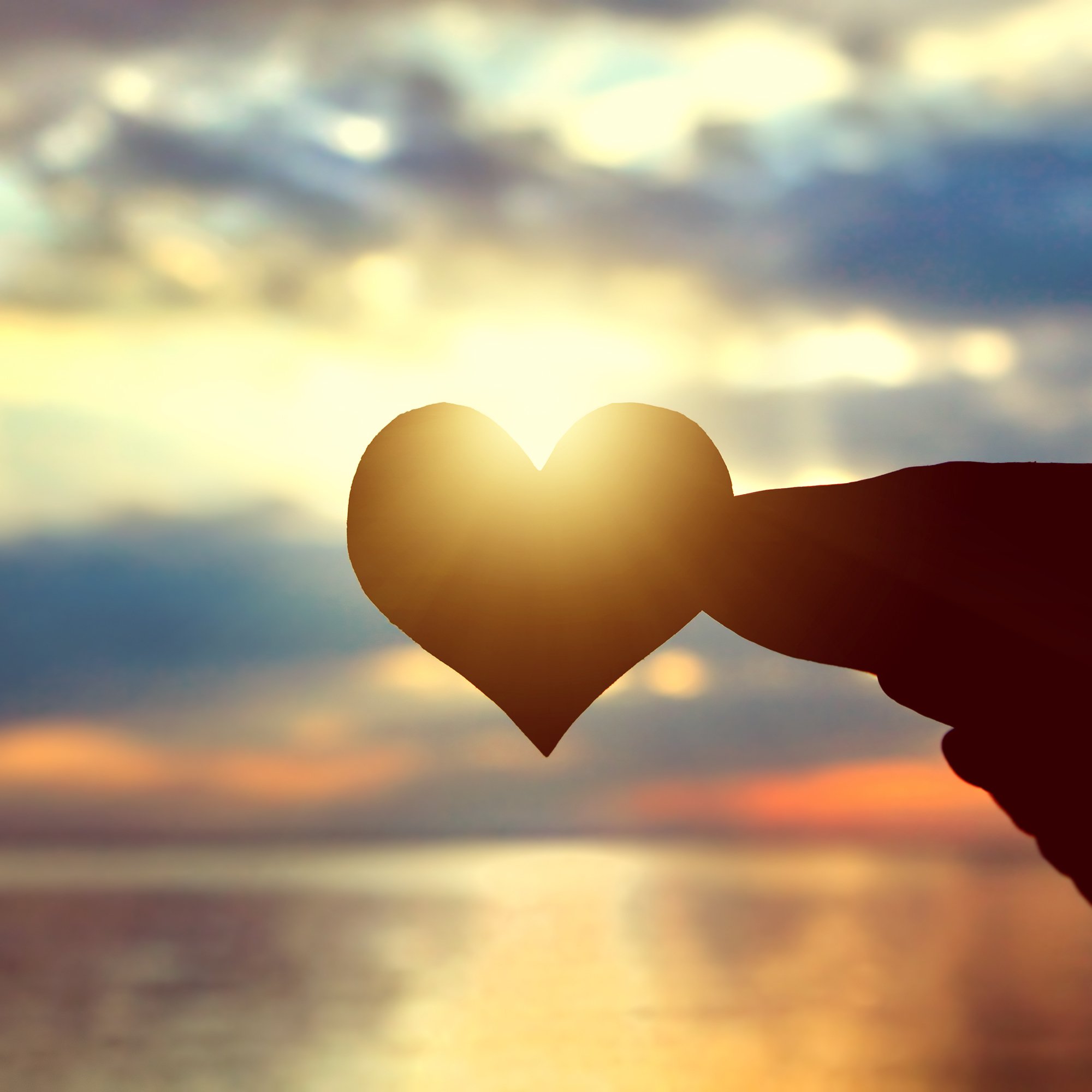 Silueta de corazón a contraluz.| Fuente: Shutterstock 