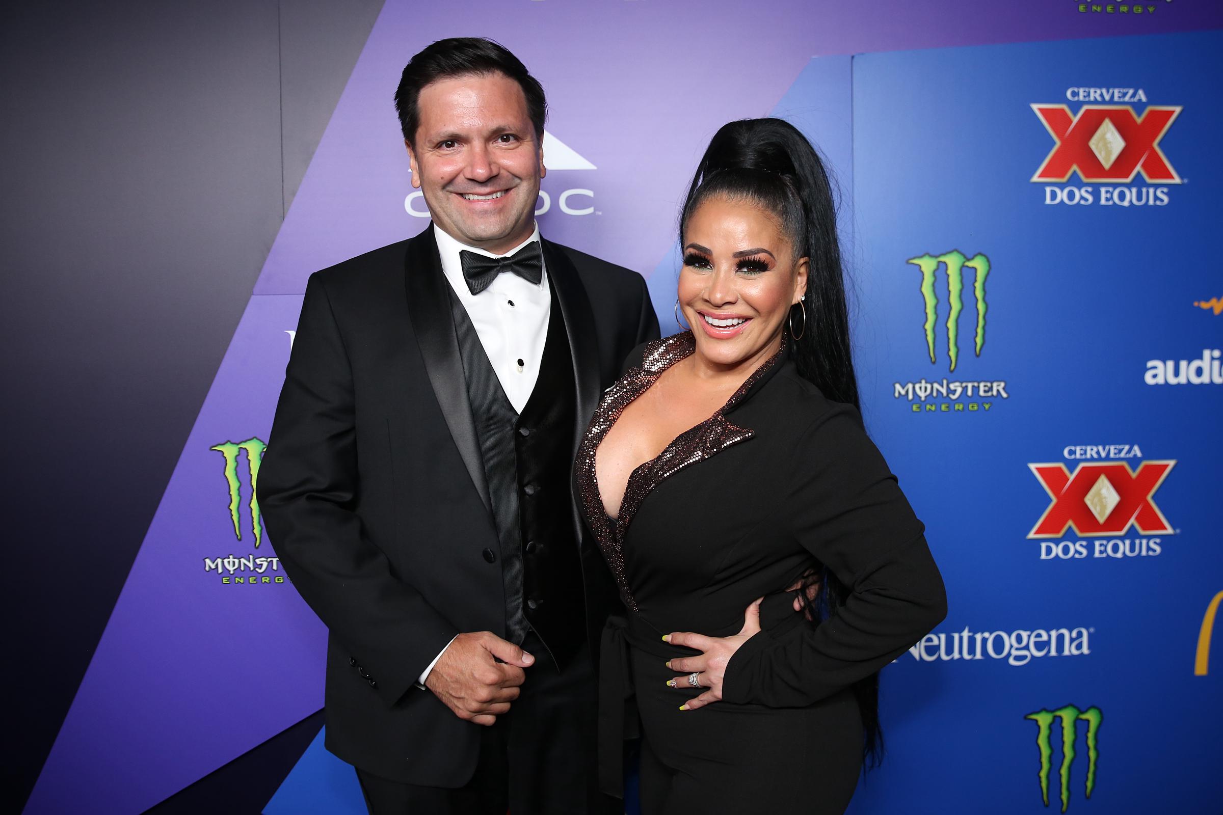 Carolina Sandoval y Nick Hernández posan para las fotos en la Alfombra Roja en el after party oficial de los Premios Billboard de la Música Latina 2019 en el Caesars Palace Las Vegas Hotel & Casino el 25 de abril de 2019 en Las Vegas, Nevada. | Fuente: Getty Images