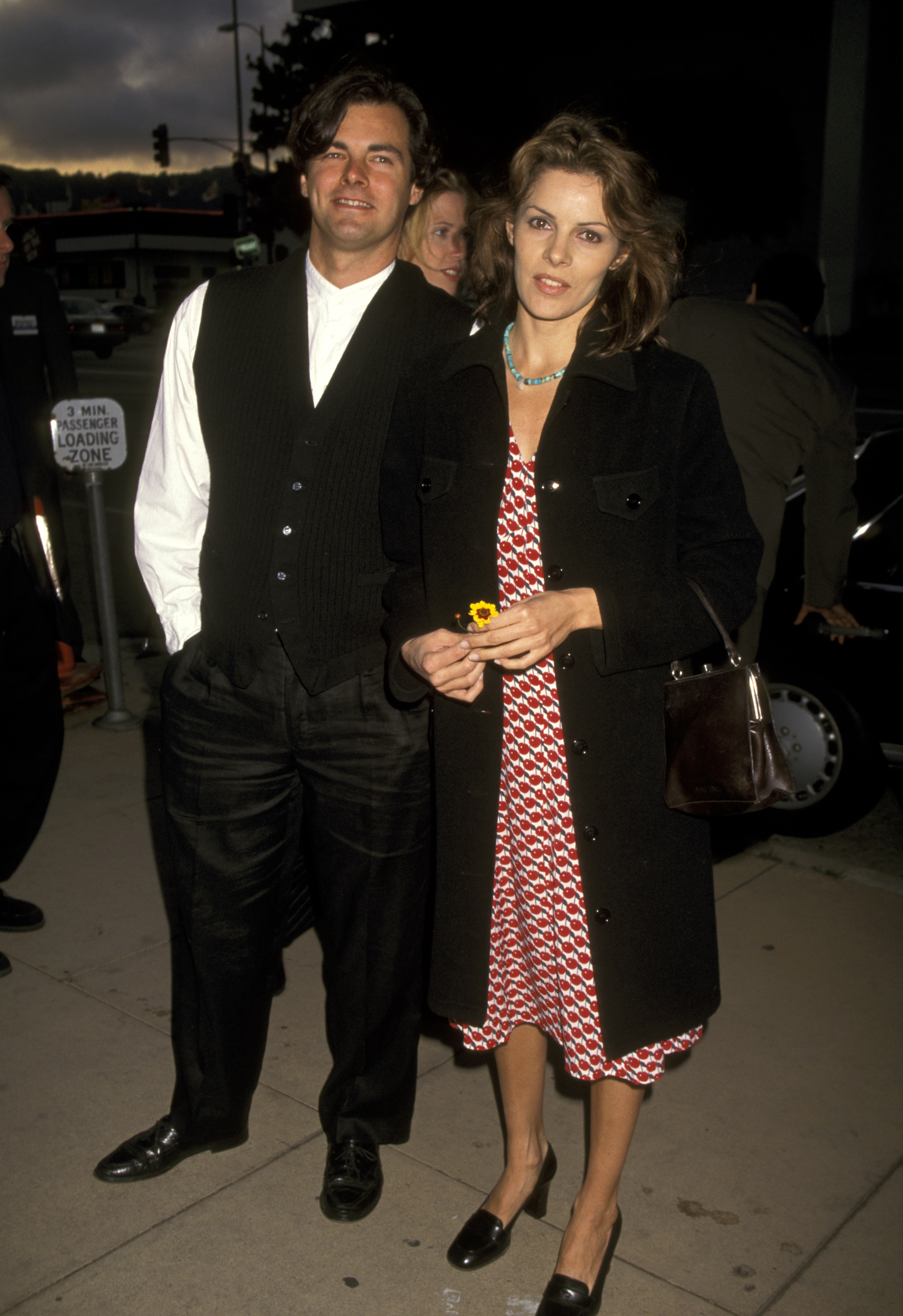 Damon y Tahnee Welch durante el estreno de "I Shot Andy Warhol" en Hollywood, California, el 16 de mayo de 1996. | Fuente: Getty Images