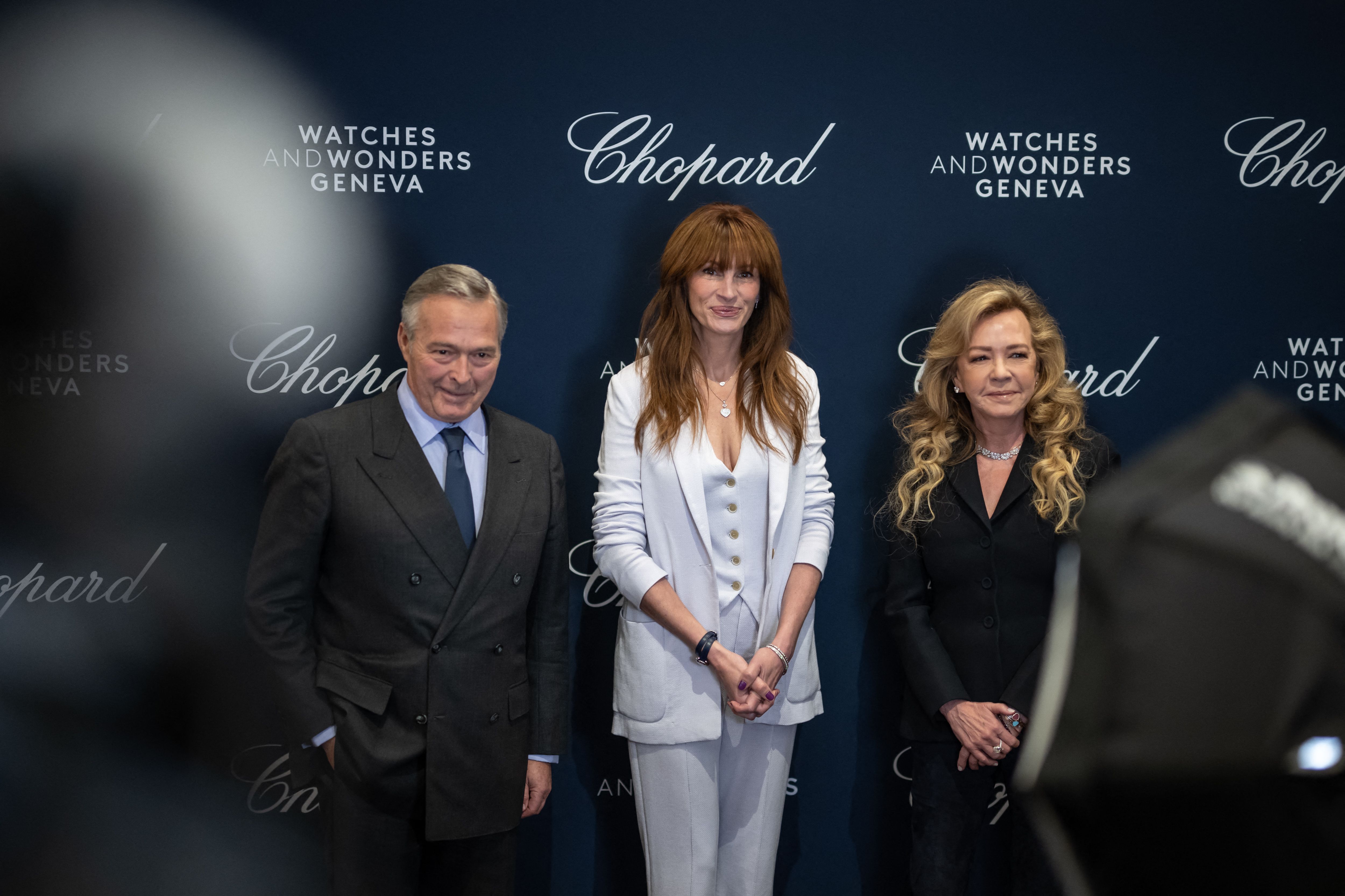 Los copresidentes alemanes de Chopard Karl-Friedrich Scheufele y Caroline Scheufele sonríen con Julia Roberts en la feria de relojes de lujo Watches and Wonders de Ginebra, Suiza, el 27 de marzo de 2023.