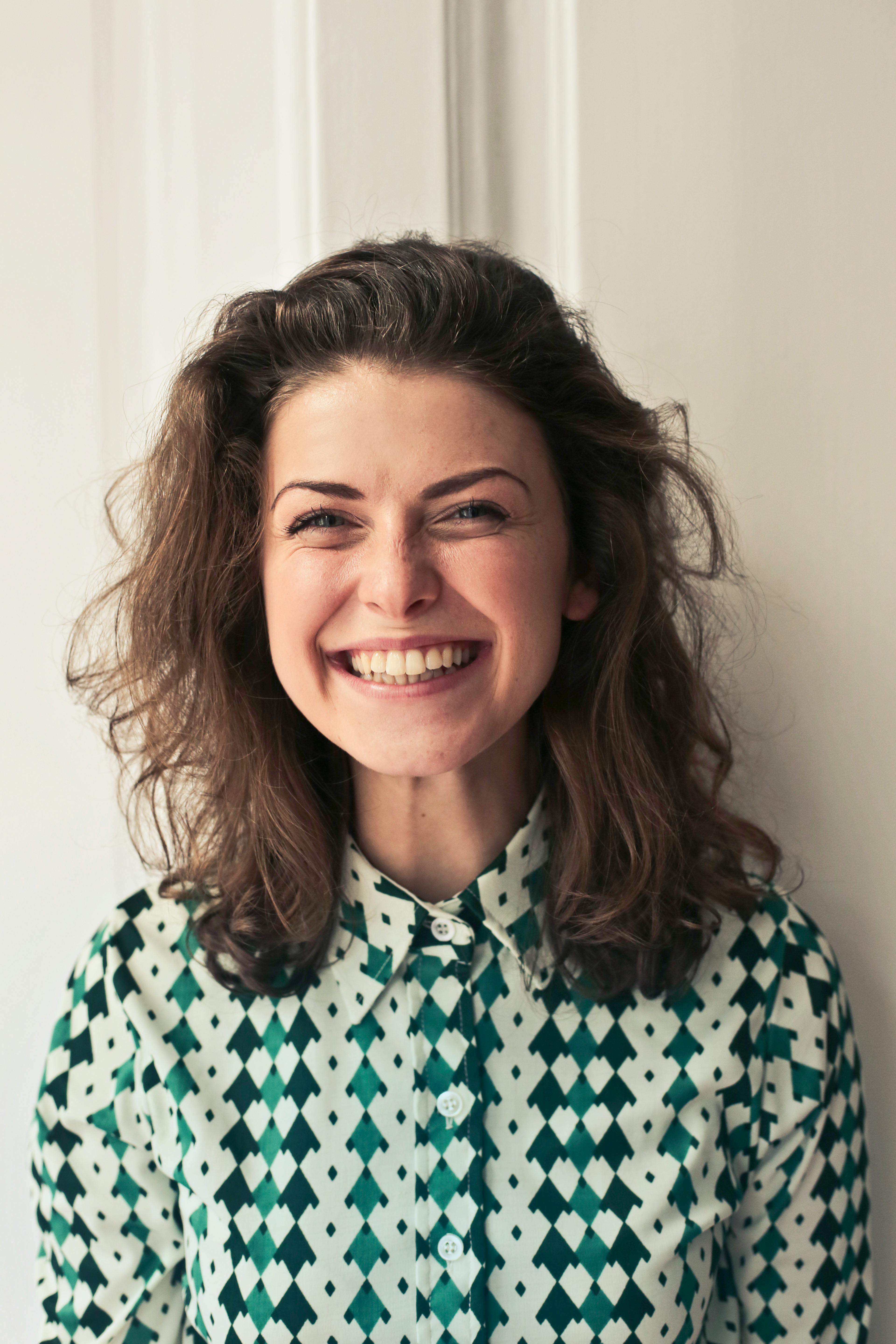 Una mujer feliz sonriendo | Fuente: Pexels