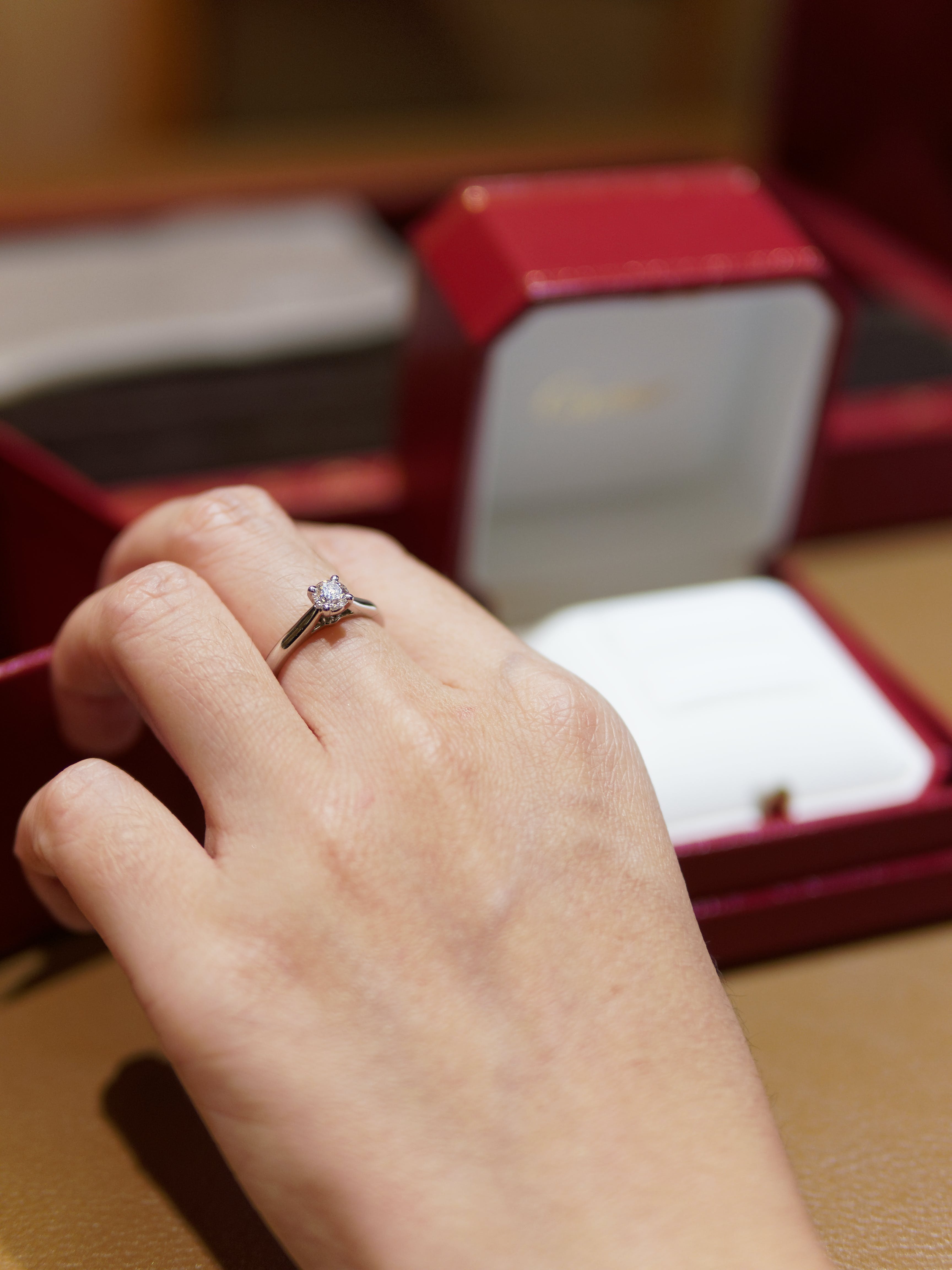 Una mano con un anillo de compromiso en el dedo equivocado | Foto: Pexels