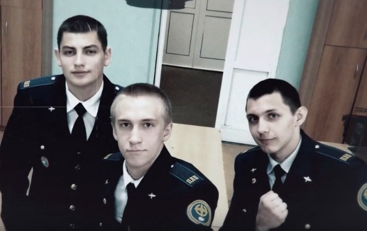 Maxim Moiseev (a la izquierda) junto a dos de sus compañeros. | Foto: YouTube/Click Heart