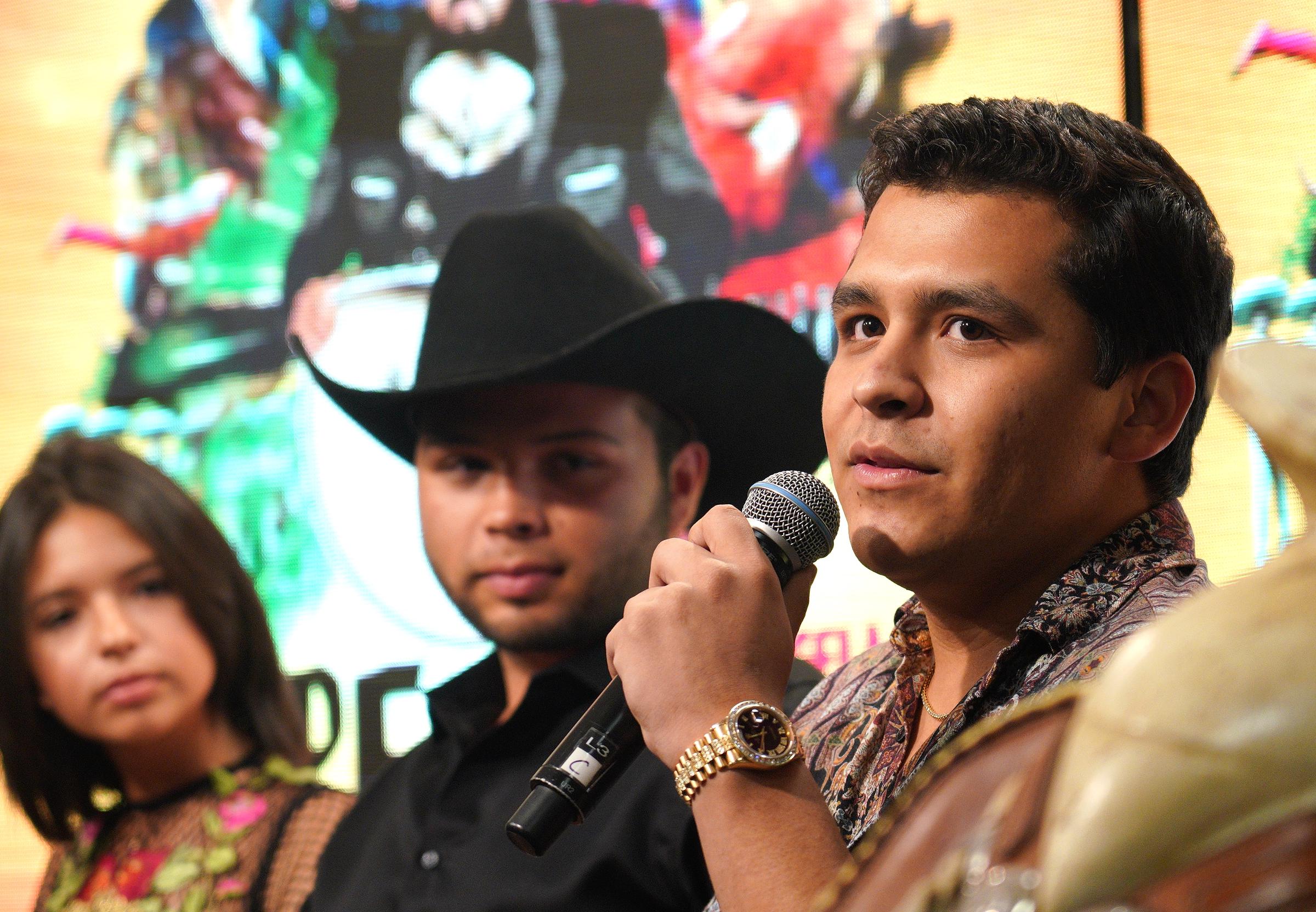 El artista Christian Nodal habla durante una conferencia de prensa para su próxima gira "Pepe Aguilar y Familia presentan; Jaripeo Sin Fronteras", con el invitado especial Christian Nodal en el Staples Center el 10 de enero de 2018 en Los Ángeles, California. | Fuente: Getty Images.