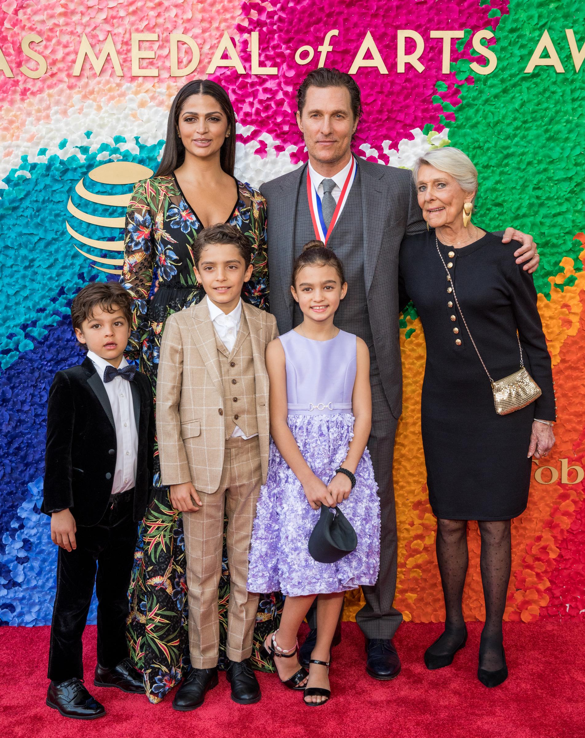 Livingston Alves McConaughey, Camila Alves, Levi Alves McConaughey, el homenajeado Matthew McConaughey, Vida Alves McConaughey y Kay McConaughey en los Premios Medalla de las Artes de Texas el 27 de febrero de 2019, en Austin, Texas | Fuente: Getty Images