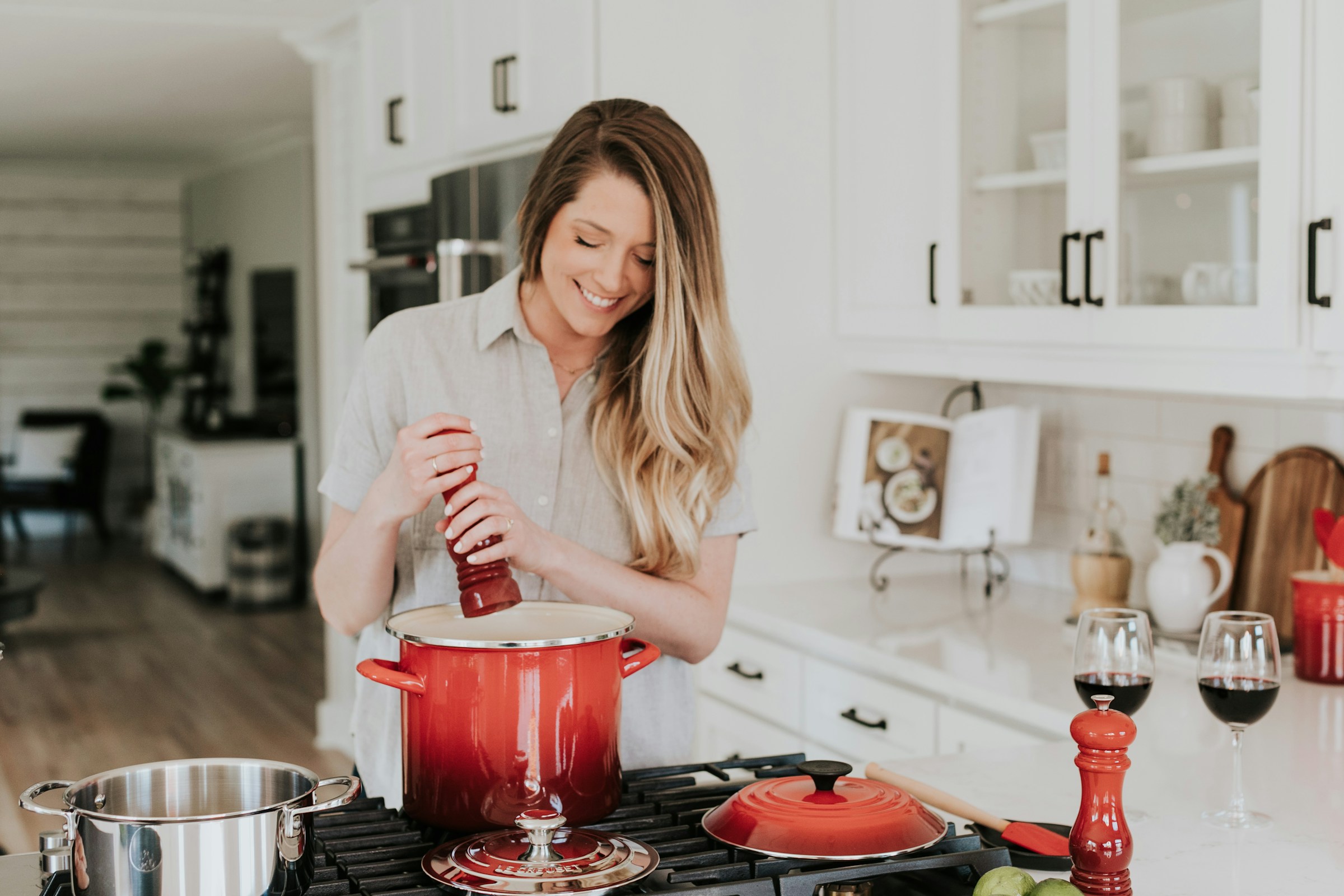 Una mujer cocinando | Fuente: Unsplash