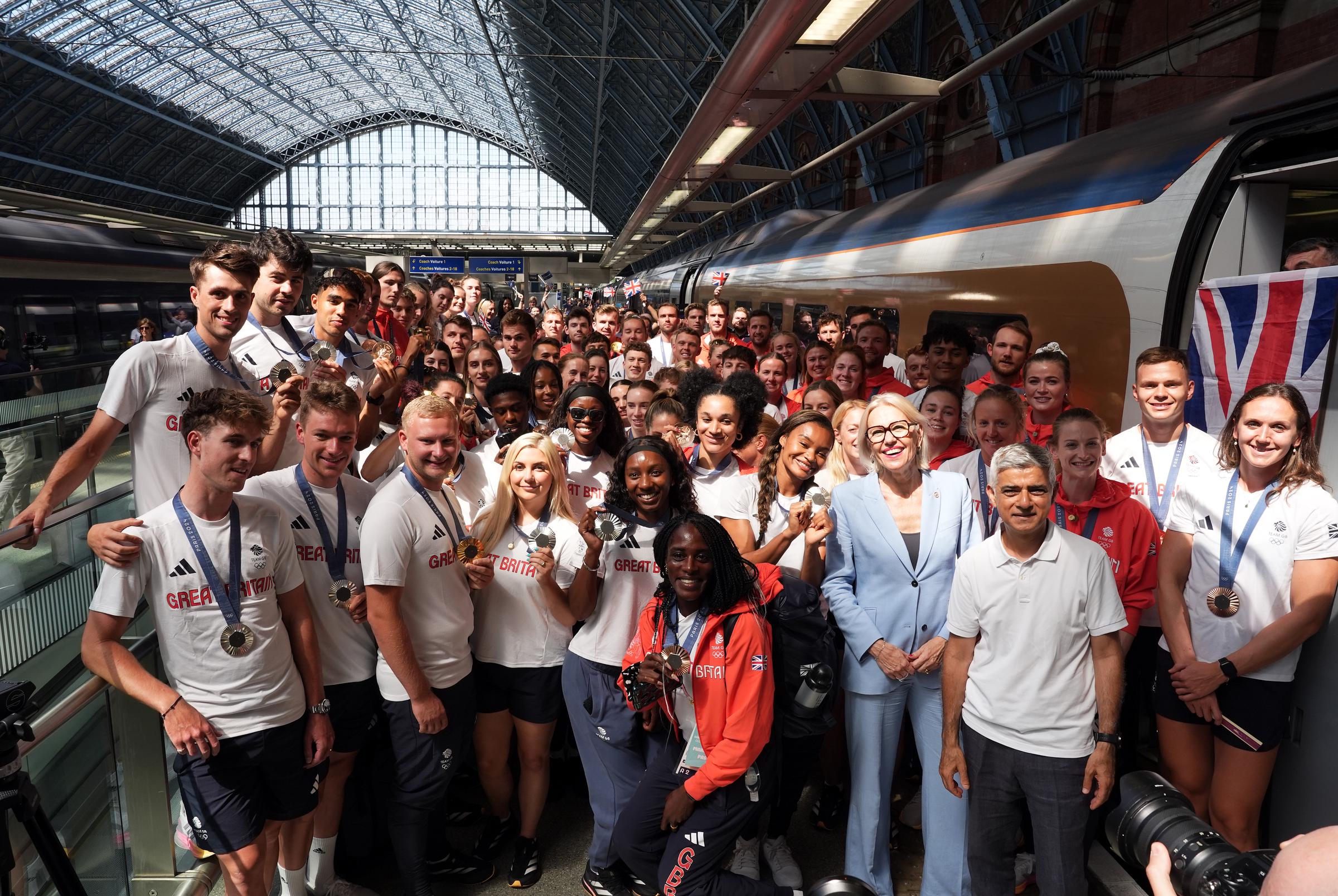 El Equipo GB llega en Eurostar a la estación de tren internacional de Londres St. Pancras tras competir en los Juegos Olímpicos de París 2024 en Francia, el lunes 12 de agosto de 2024 | Fuente: Getty Images