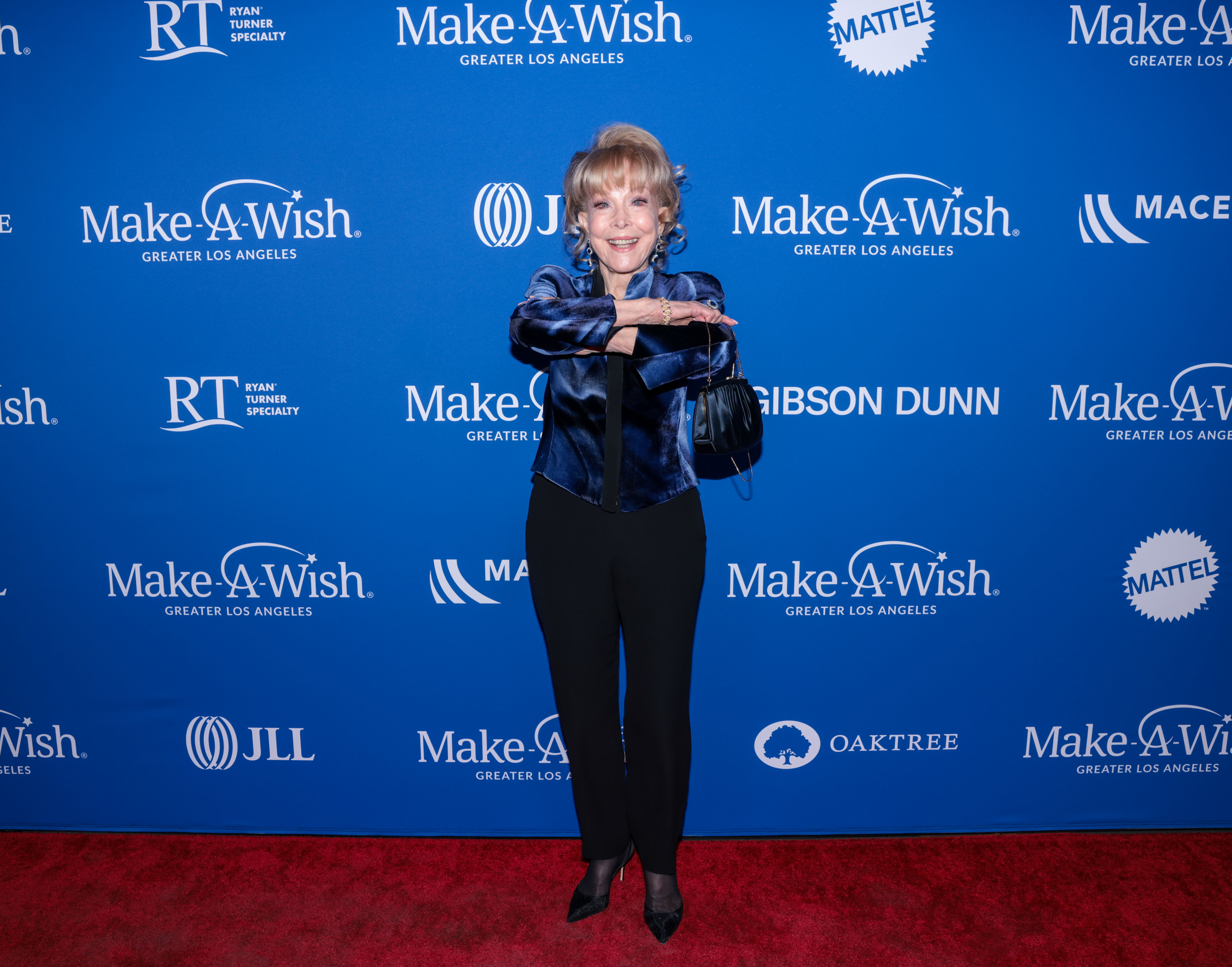 Barbara Eden posa con los brazos cubriéndose el pecho en la Gala de los Deseos de Make-A-Wish Greater LA el 19 de noviembre de 2022, en Hollywood, California. | Fuente: Getty Images