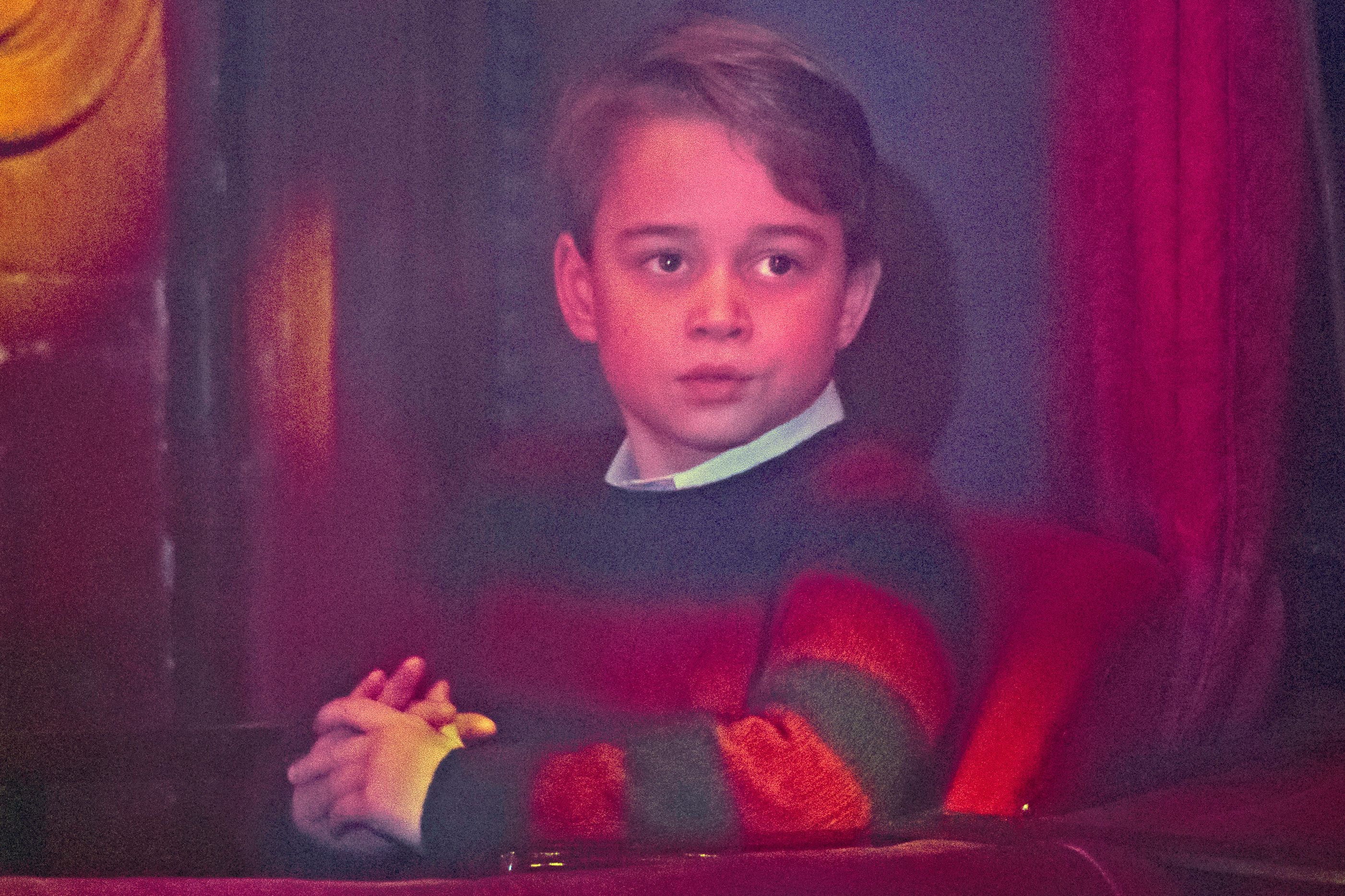 A los 7 años, George asistió a una función especial de pantomima en el London Palladium el 11 de diciembre, en homenaje a los trabajadores esenciales y sus familias durante la pandemia. Seis años antes de su debut en Eton, esta aparición recoge otra etapa de su infancia que los espectadores han visto desarrollarse año tras año.