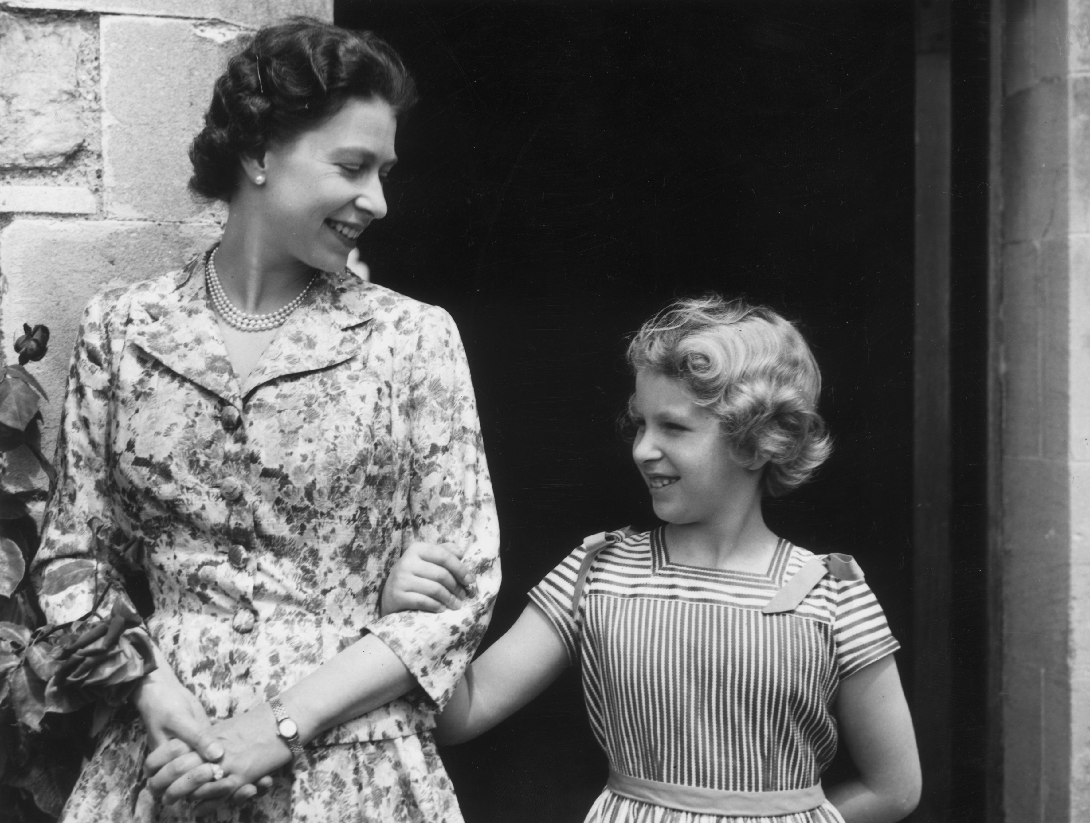 La reina Elizabeth y la princesa Anne alrededor de 1960 en Inglaterra. | Foto: Getty Images