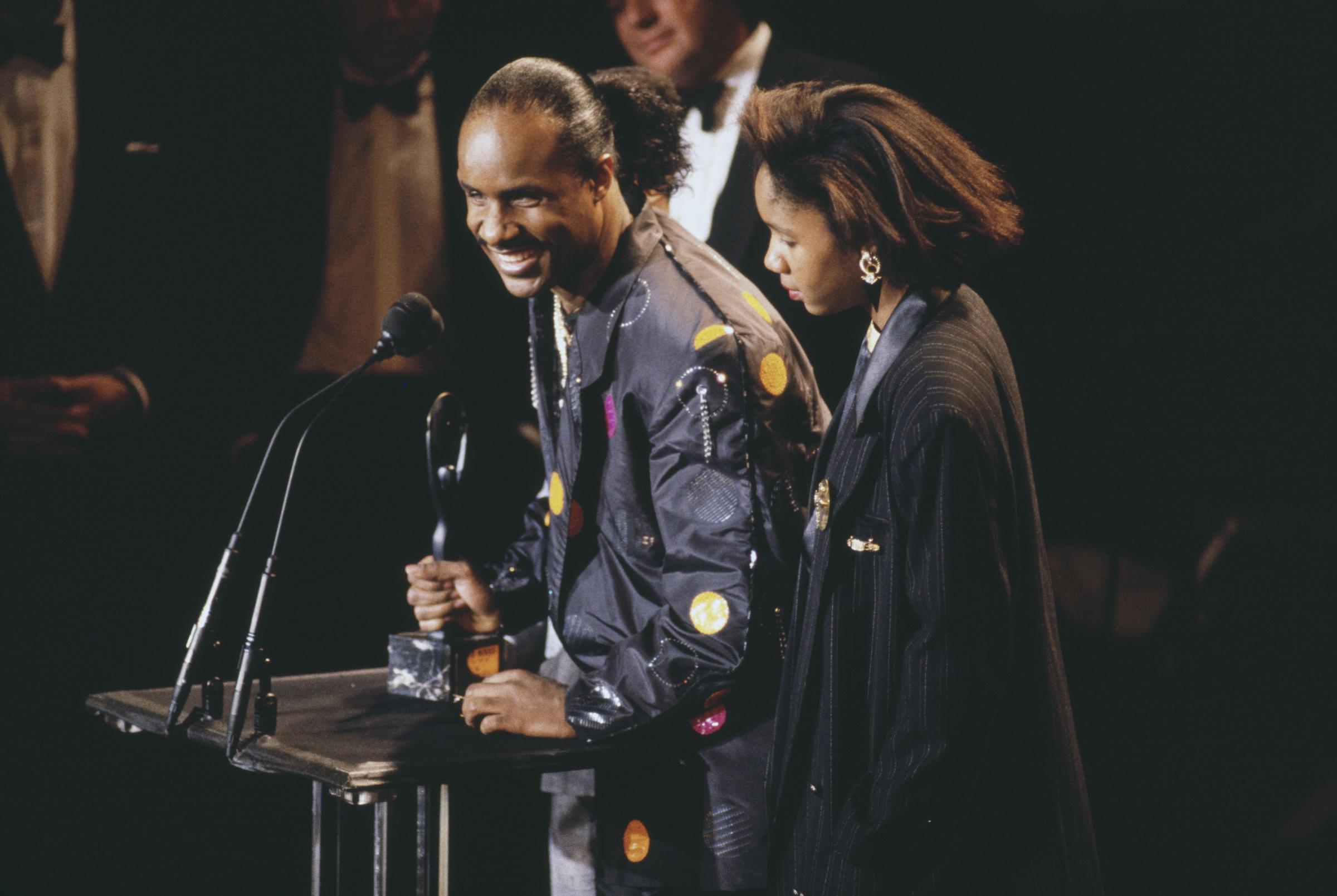 Stevie Wonder y Aisha Morris asisten a la Ceremonia de Inducción al Salón de la Fama del Rock & Roll de 1989, el 1 de enero de 1989, en Nueva York | Fuente: Getty Images