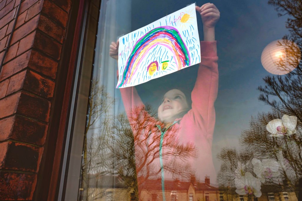Charlie Rose, de 5 años, coloca un dibujo de un arcoíris en su ventana delantera mientras las escuelas permanecen cerradas en el Reino Unido | Foto: Anthony Devlin/Getty Images