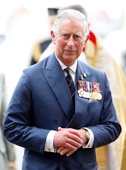 El Príncipe Charles, Príncipe de Gales asiste a un Servicio de Acción de Gracias para conmemorar el 70 aniversario del Día VE en la Abadía de Westminster el 10 de mayo de 2015 en Londres, Inglaterra. | Fuente: Getty Images