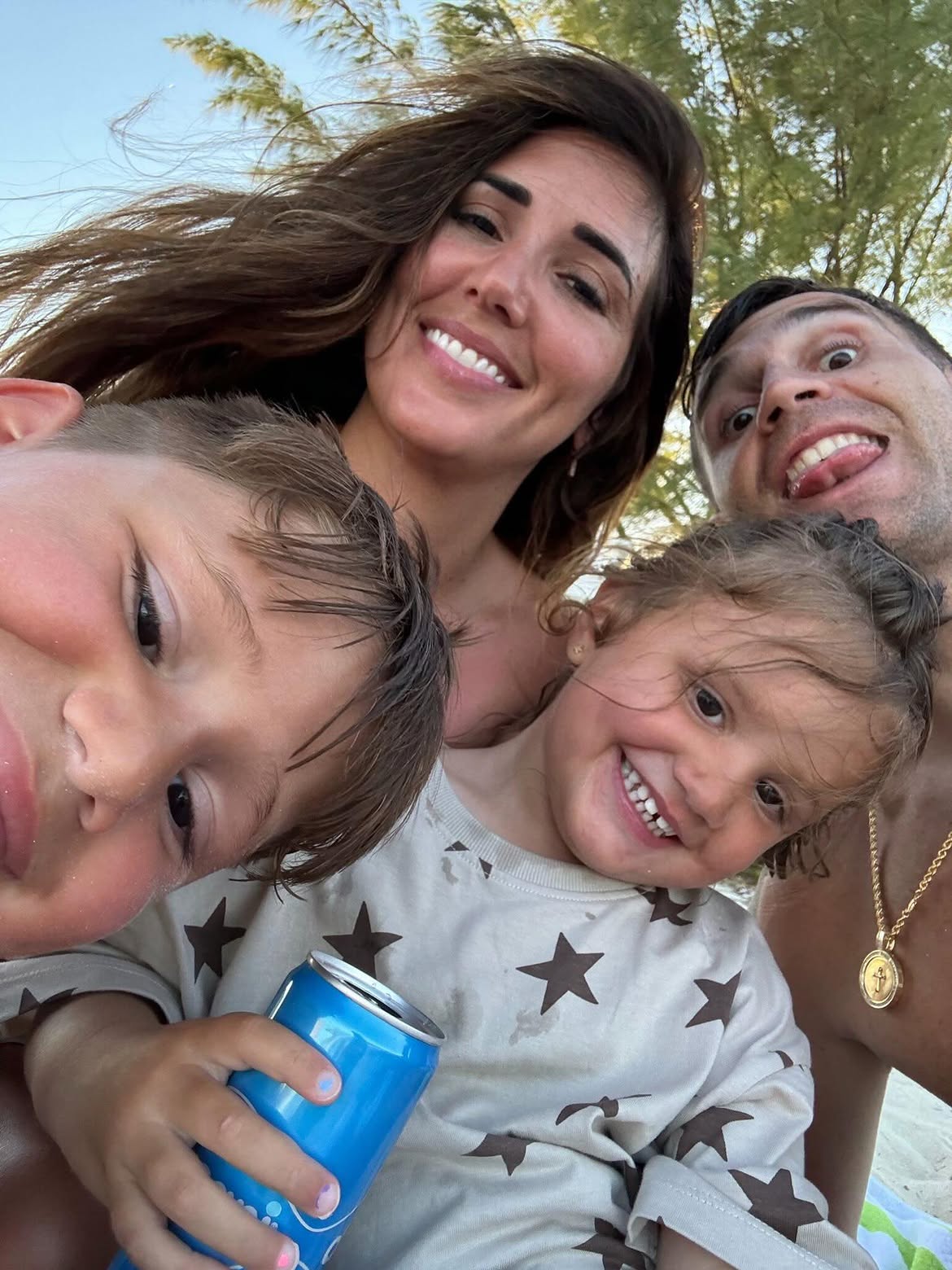 Mandinha, "Dibu" Martínez y sus hijos, Santino y Ava | Fuente: Instagram/emi_martinez26