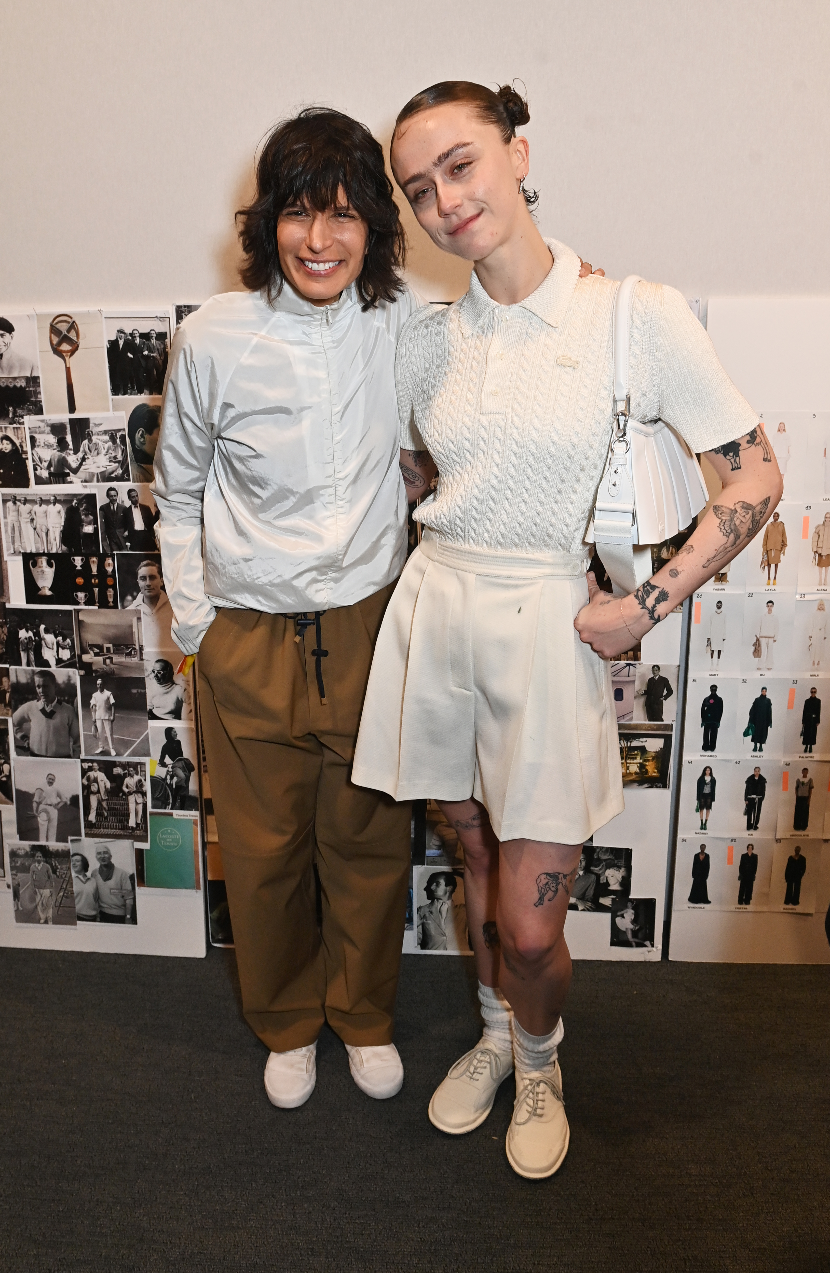 Ella Emhoff posando con la directora creativa de Lacoste, Pelagia Kolotouros, en el desfile. | Fuente: Getty Images