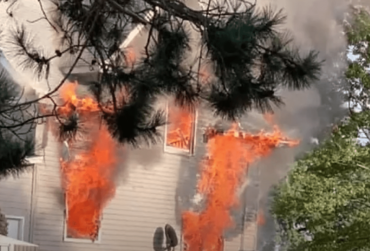 La casa en llamas. | Foto: Youtube/WCCO - CBS Minnesota