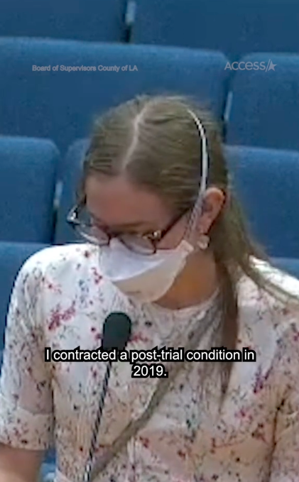Violet Affleck presentando su discurso contra la prohibición de las máscaras ante la Junta de Supervisores del Condado de Los Ángeles, publicado el 10 de julio de 2024. | Fuente: TikTok/@accesshollywood